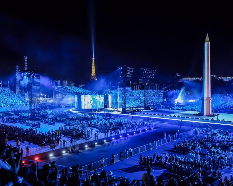 Quảng trường Concorde khoác trên mình sắc màu quốc kỳ của nước Pháp, hòa chung vào trong không khí tưng bừng của sự kiện thể thao lịch sử lớn nhất hành tinh trong năm nay. (Ảnh: Le Monde)