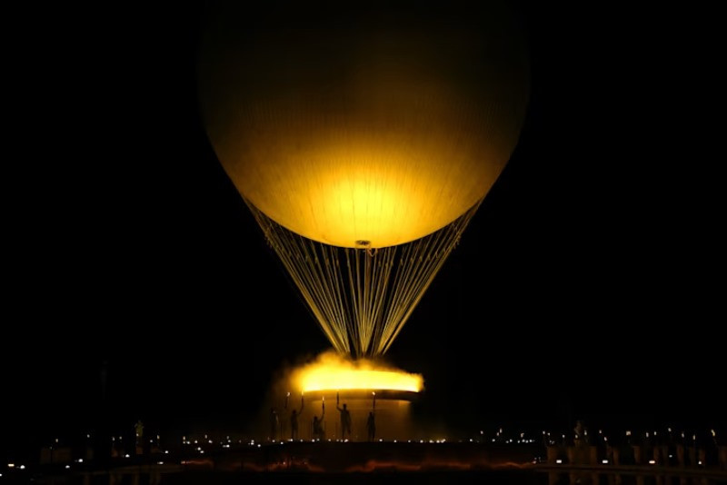 Chiếc vạc lửa Paralympic một lần nữa lại bay lên trên bầu trời Paris. (Ảnh: Paris 2024)