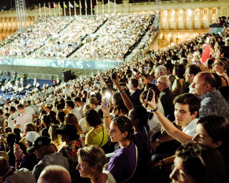 Khán đài chật cứng người trong buổi khai mạc Thế vận hội Paralympic 2024. (Ảnh: Le Monde)