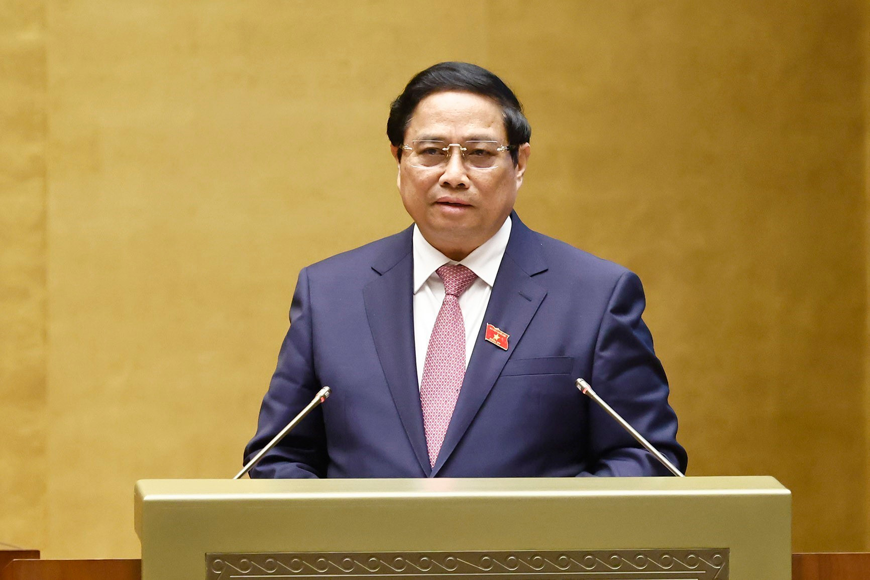 Thủ tướng Phạm Minh Chính trình bày Báo cáo kết quả thực hiện kế hoạch phát triển kinh tế-xã hội năm 2024, dự kiến kế hoạch phát triển kinh tế-xã hội năm 2025. Ảnh: Doãn Tấn - TTXVN