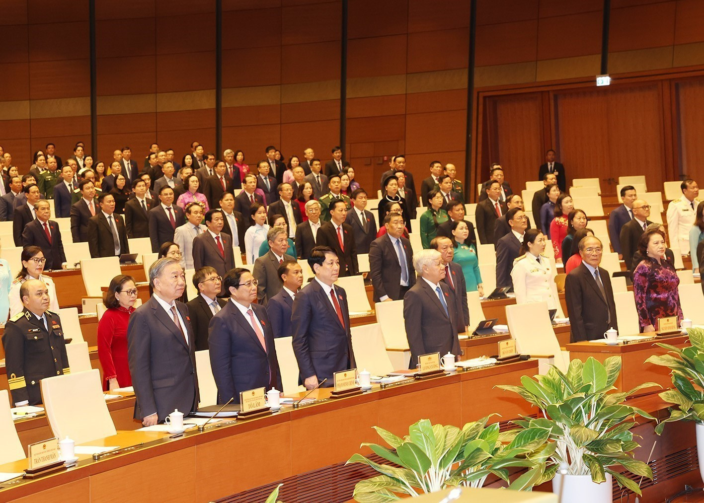 Tổng Bí thư, Chủ tịch nước Tô Lâm cùng các đồng chí lãnh đạo, nguyên lãnh đạo Đảng, Nhà nước và các đại biểu thực hiện nghi lễ chào cờ. Ảnh: Trí Dũng - TTXVN