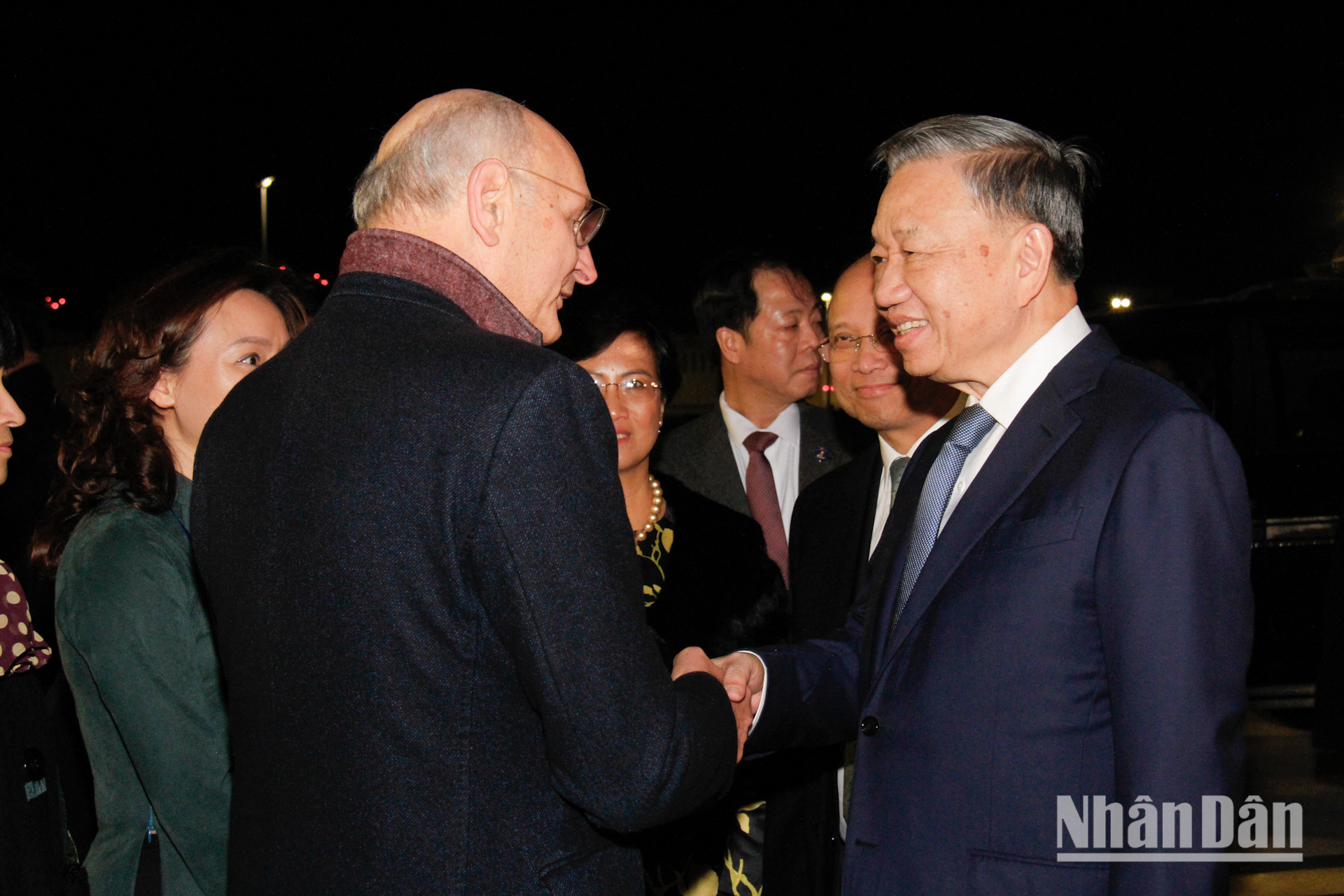 Bộ trưởng Tư pháp, Chưởng ấn Didier Migaud đón Tổng Bí thư, Chủ tịch nước Tô Lâm sân bay Orly. (Ảnh: KHẢI HOÀN)