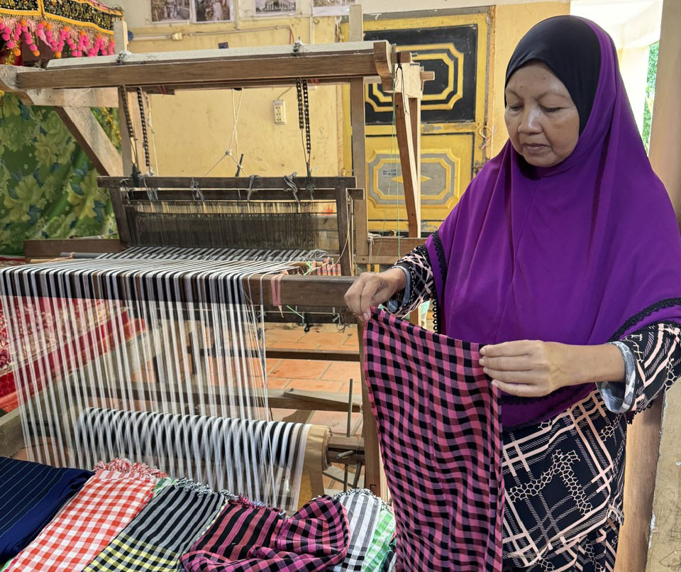 Nghề dệt truyền thống của đồng bào Chăm đang ngày càng mai một, rất cần được khôi phục, bảo tồn. (Ảnh: Đinh Quang Hưng)