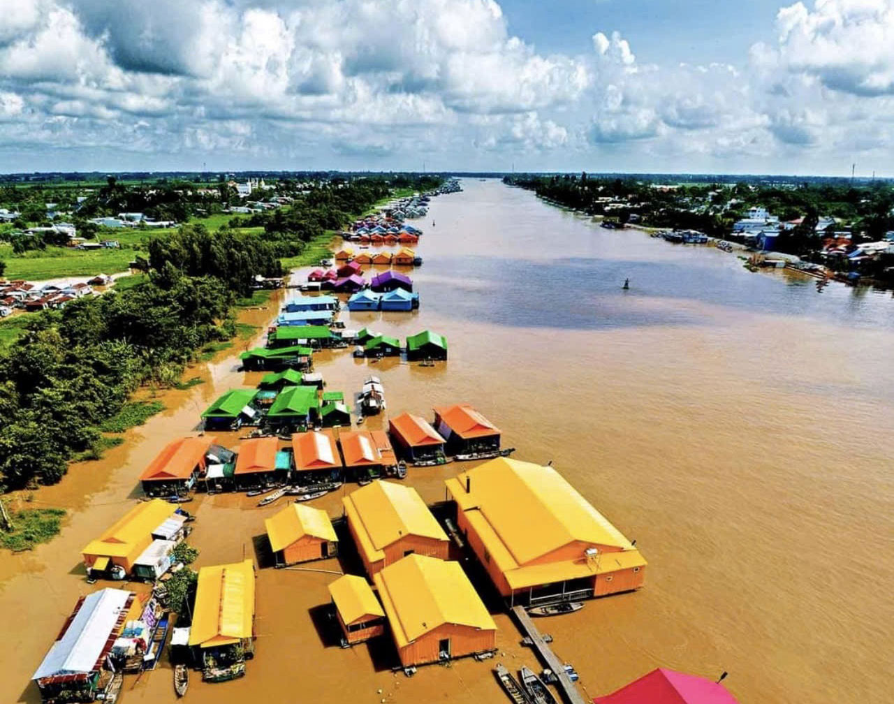 Nhìn từ trên cao, làng bè Đa Phước nổi bật với những mảng màu đan xen, nằm dọc theo dòng sông Châu Đốc. (Ảnh: Nguyễn Phương Ngoan)