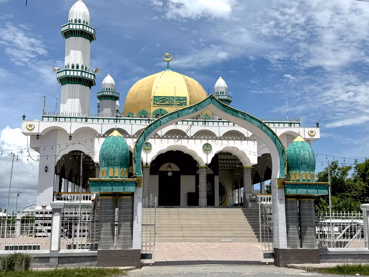 Thánh đường Hồi giáo Masjid Al Ehsan của đồng bào Chăm Đa Phước, một điểm du lịch độc đáo ở An Phú (An Giang). (Ảnh: Đinh Quang Hưng)