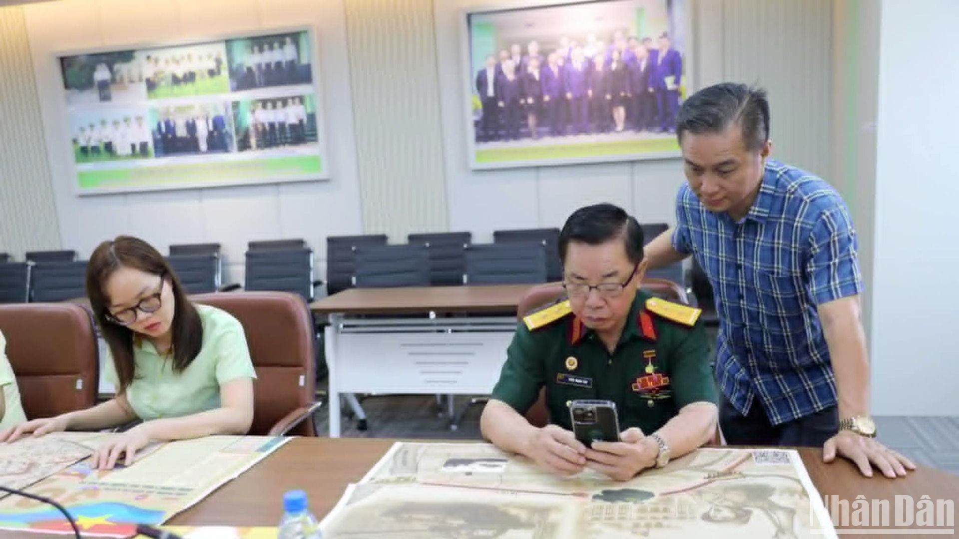 Anh hùng Lao động Trần Mạnh Báo, Phó Chủ tịch Hiệp hội Doanh nhân cựu chiến binh Việt Nam, Chủ tịch Hiệp hội Giống cây trồng Việt Nam, Chủ tịch Hội đồng quản trị Tập đoàn ThaiBinh Seed trải nghiệm ấn phẩm đặc biệt do Báo Nhân Dân phát hành thông qua điện thoại thông minh.