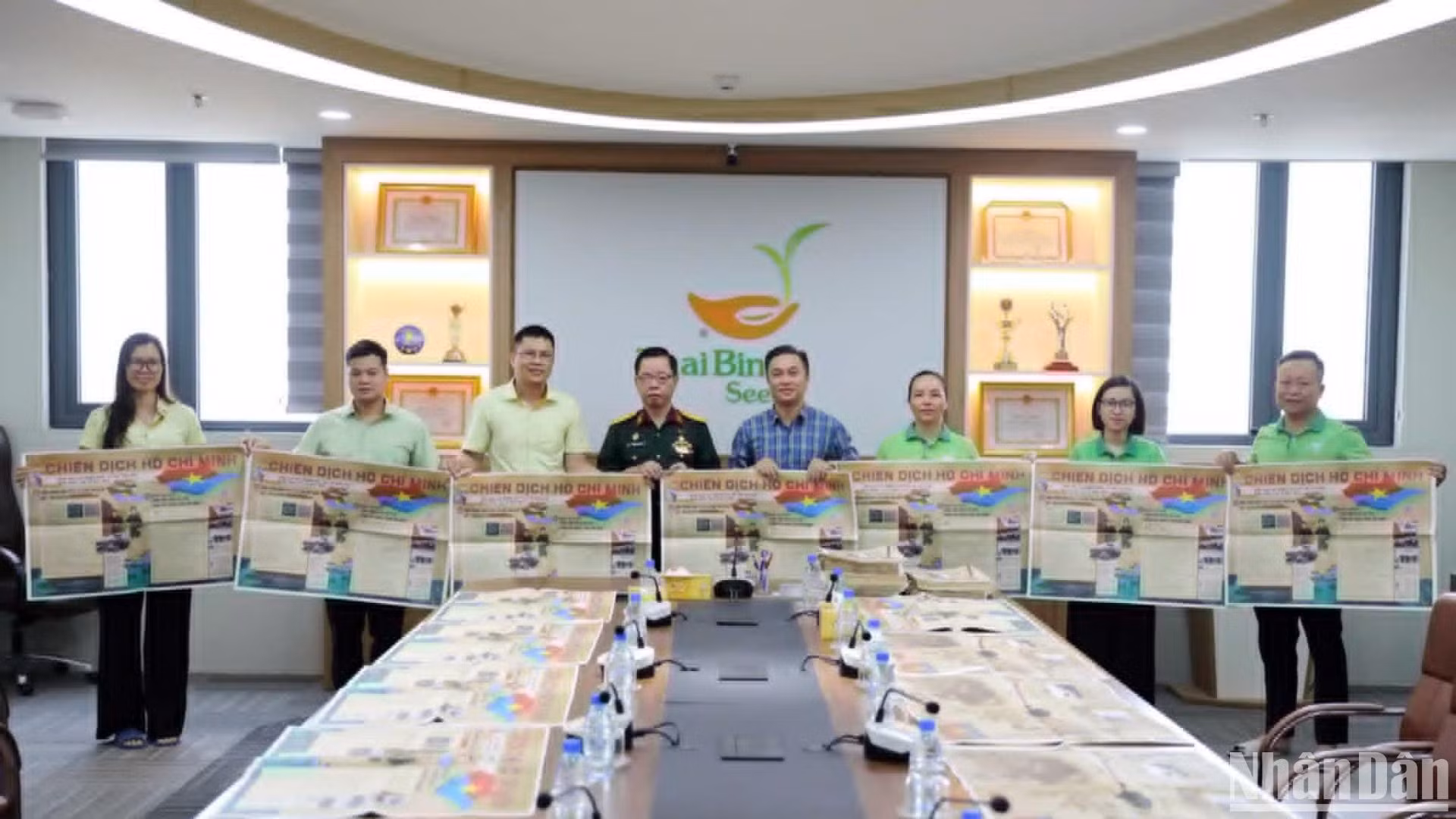 Anh hùng lao động Trần Mạnh Báo hào hứng chia sẻ: "Cách đây vài ngày, một người bạn ở Hà Nội gửi tặng một ấn phẩm đặc biệt do Báo Nhân Dân phát hành, xem thấy nhiều điều thú vị. Nay đại diện Văn phòng Báo Nhân Dân tại tỉnh Thái Bình đến trao tặng 250 ấn phẩm, điều này rất có ý nghĩa bởi doanh nghiệp ThaiBinh Seed là doanh nghiệp khoa học, doanh nghiệp công nghệ và đang đi đầu trong sản xuất giống phục vụ nông nghiệp, nông dân, nông thôn". Anh hùng lao động Trần Mạnh Báo hào hứng chia sẻ: "Cách đây vài ngày, một người bạn ở Hà Nội gửi tặng một ấn phẩm đặc biệt do Báo Nhân Dân phát hành, xem thấy nhiều điều thú vị. Nay đại diện Văn phòng Báo Nhân Dân tại tỉnh Thái Bình đến trao tặng 250 ấn phẩm, điều này rất có ý nghĩa bởi doanh nghiệp ThaiBinh Seed là doanh nghiệp khoa học, doanh nghiệp công nghệ và đang đi đầu trong sản xuất giống phục vụ nông nghiệp, nông dân, nông thôn".