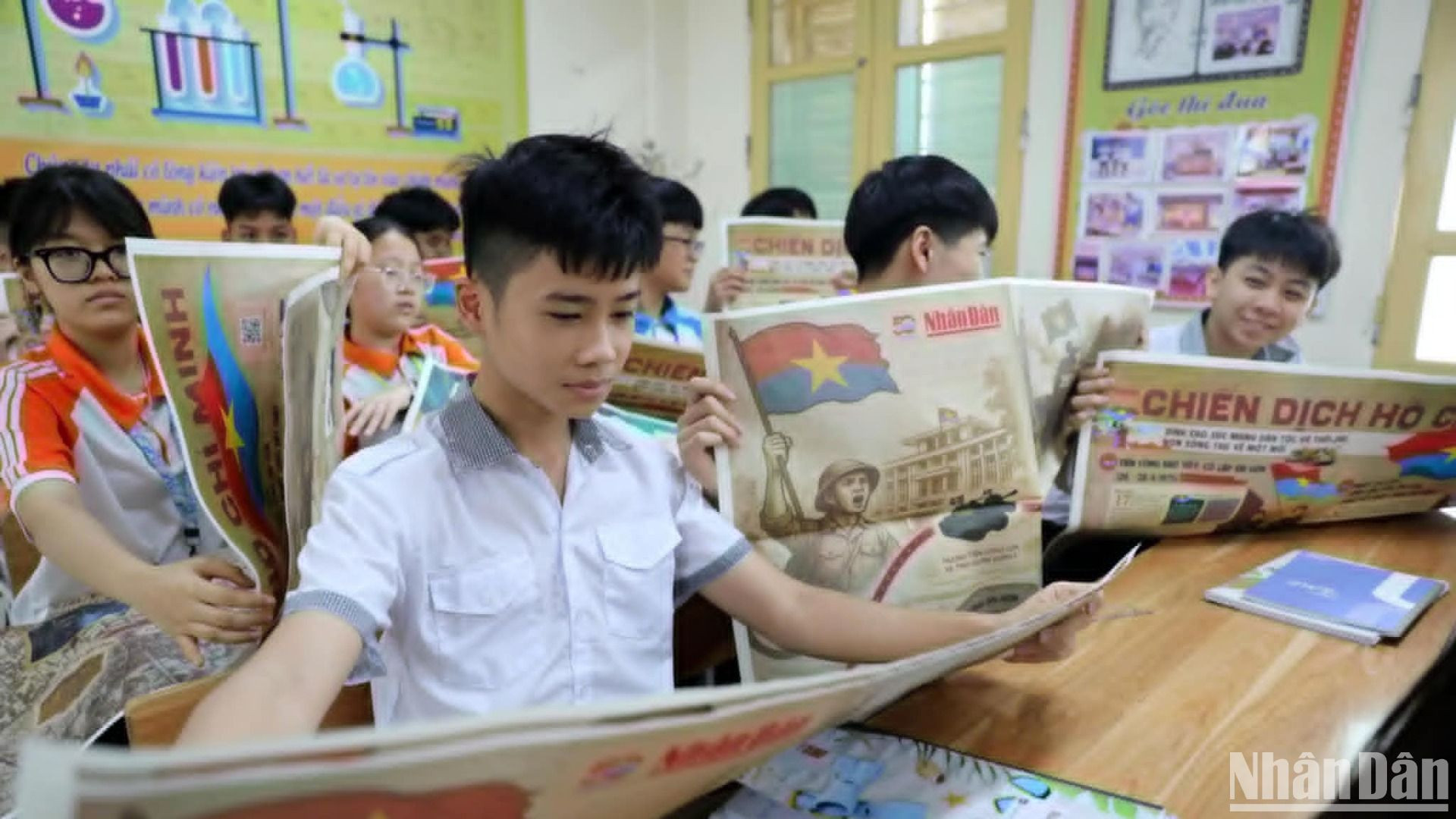 Trò chuyện với bất cứ học sinh nào, các em cũng hồ hởi nói: "Chúng cháu được biết trên nhiều phương tiện thông tin, nhất là nền tảng mạng xã hội lan tỏa rất nhiều về ấn phẩm này".