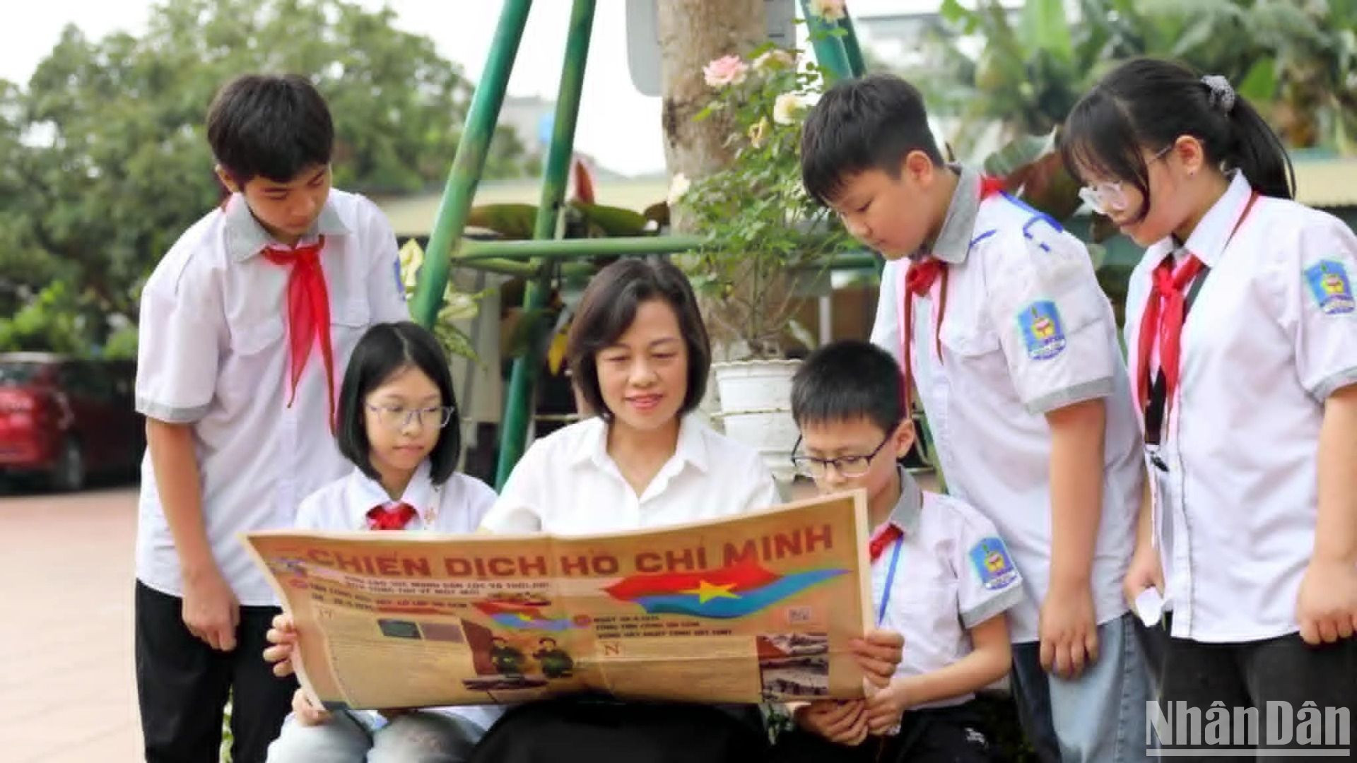 Cô Nguyễn Thị Việt Hoa, Hiệu trưởng Trường trung học cơ sở Trần Phú (thành phố Thái Bình) cùng các em học sinh trải nghiệm ấn phẩm đặc biệt kỷ niệm 50 năm Giải phóng miền nam, thống nhất đất nước do Báo Nhân Dân phát hành.