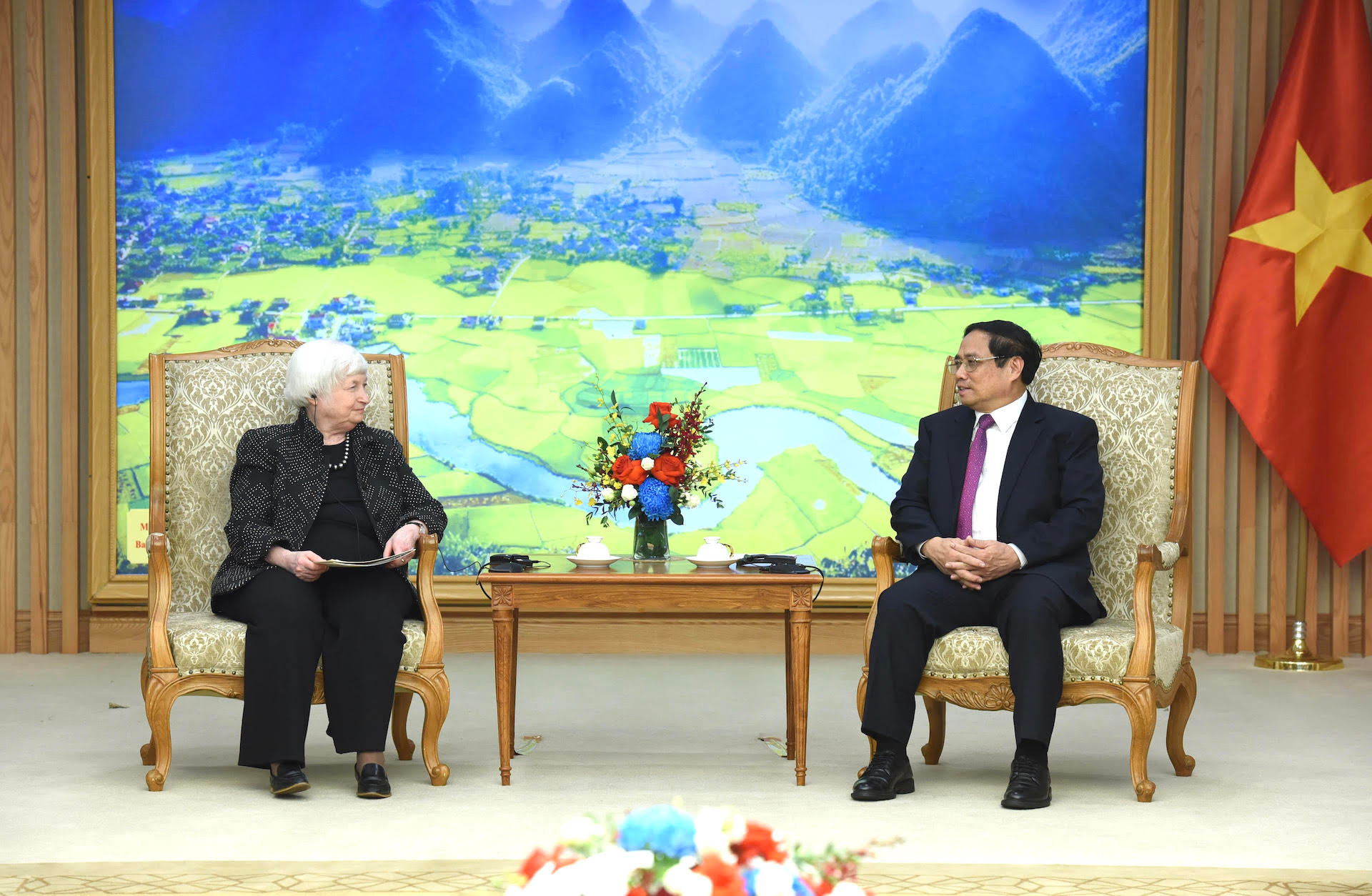 Thủ tướng hoan nghênh Bộ trưởng thăm Việt Nam đúng vào dịp hai nước kỷ niệm 10 năm thiết lập quan hệ Đối tác Toàn diện; đánh giá cao phía Hoa Kỳ đã xác nhận Ngân hàng Nhà nước Việt Nam thực hiện thành công "Kế hoạch hành động về tỷ giá và minh bạch hóa thông tin", góp phần thúc đẩy quan hệ hợp tác giữa hai nước nói chung và giữa hai cơ quan nói riêng.