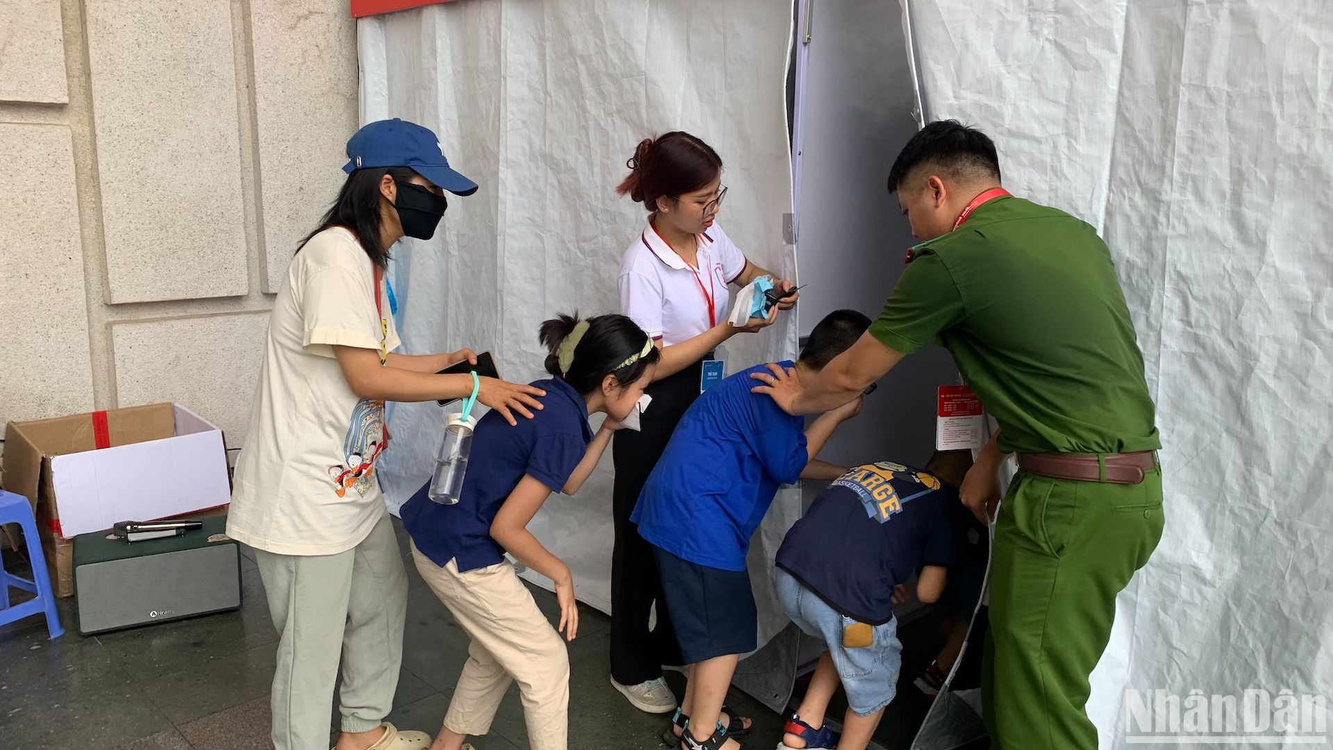 Không chỉ các em nhỏ, kỹ năng này cũng thu hút nhiều người lớn tham gia trải nghiệm. "Tôi đã xem nhiều tài liệu hướng dẫn nhưng đây là lần đầu tiên tôi trải nghiệm thực tế di chuyển trong môi trường nhiều khói, đây thực sự là một trải nghiệm rất hữu ích", chị Nguyễn Thanh Mai (Hà Đông, Hà Nội) chia sẻ khi cùng các con trải nghiệm tại triển lãm.