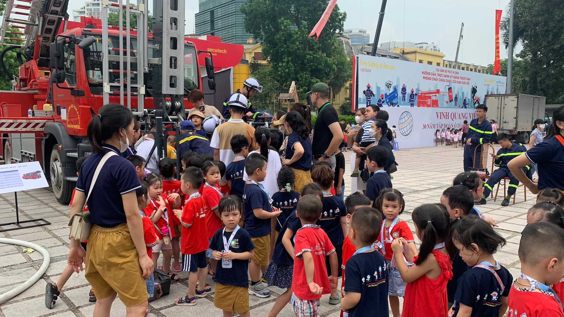 Ghi nhận vào sáng 21/7, hàng trăm người dân đến thăm quan triển lãm và trải nghiệm các kỹ năng phòng cháy, chữa cháy, sơ cứu và thoát nạn khi xảy ra cháy.