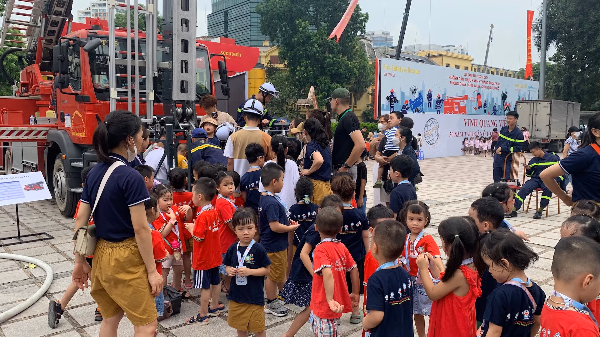 Ghi nhận vào sáng 21/7, hàng trăm người dân đến thăm quan triển lãm và trải nghiệm các kỹ năng phòng cháy, chữa cháy, sơ cứu và thoát nạn khi xảy ra cháy.