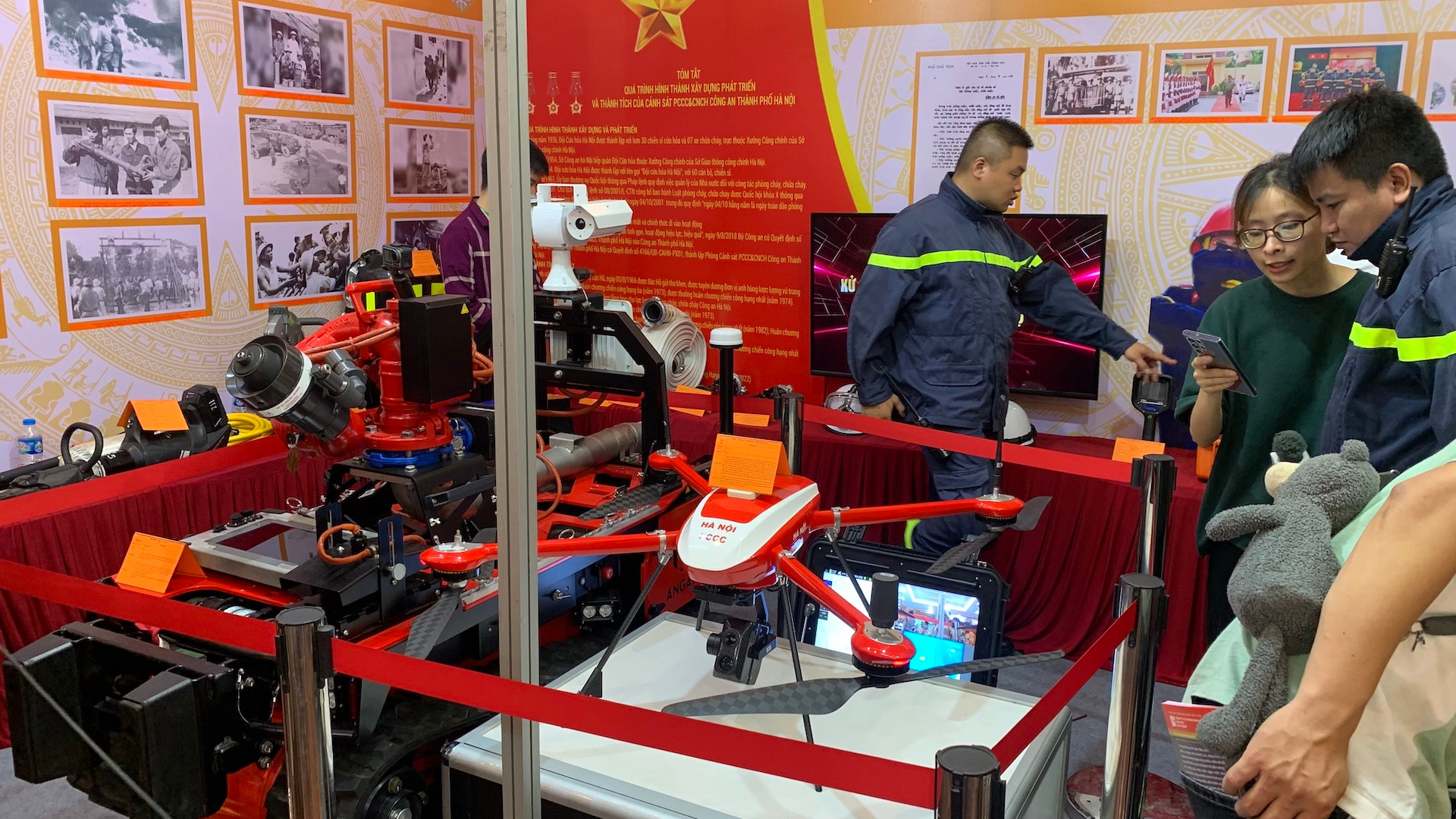 Ngoài các hoạt động trải nghiệm, triển lãm còn trưng bày, giới thiệu nhiều trang thiết bị phòng cháy, chữa cháy hiện đại. Trong ảnh, thiết bị bay không người lái và rô bốt chữa cháy tại gian trưng bày của Cảnh sát Phòng cháy chữa cháy và Cứu nạn cứu hộ - Công an thành phố Hà Nội.