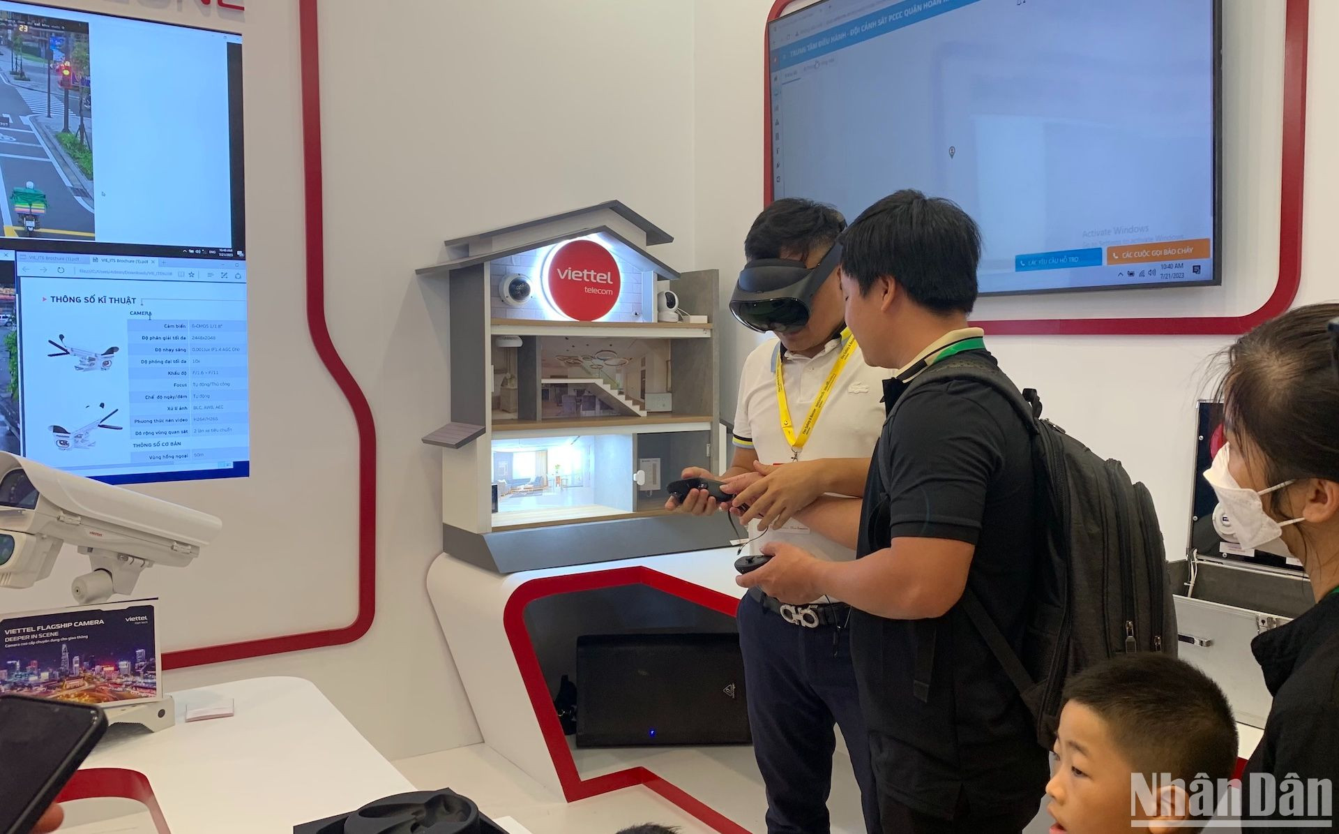 Một khách tham quan triển lãm trải nghiệm kính thực tế ảo hướng dẫn sử dụng bình chữa cháy tại gian trưng bày Viettel.