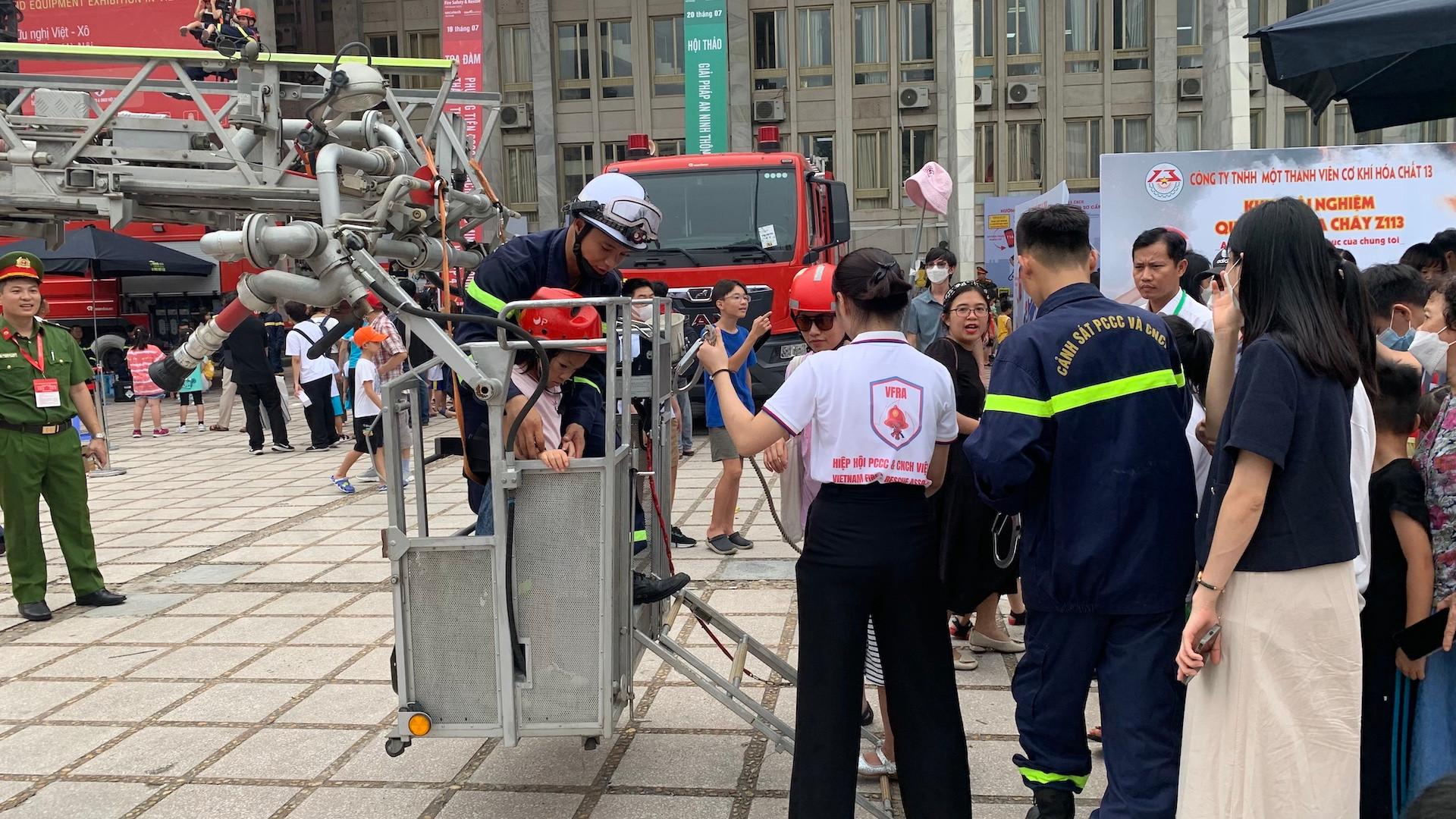 Trải nghiệm thoát nạn bằng xe thang chữa cháy.