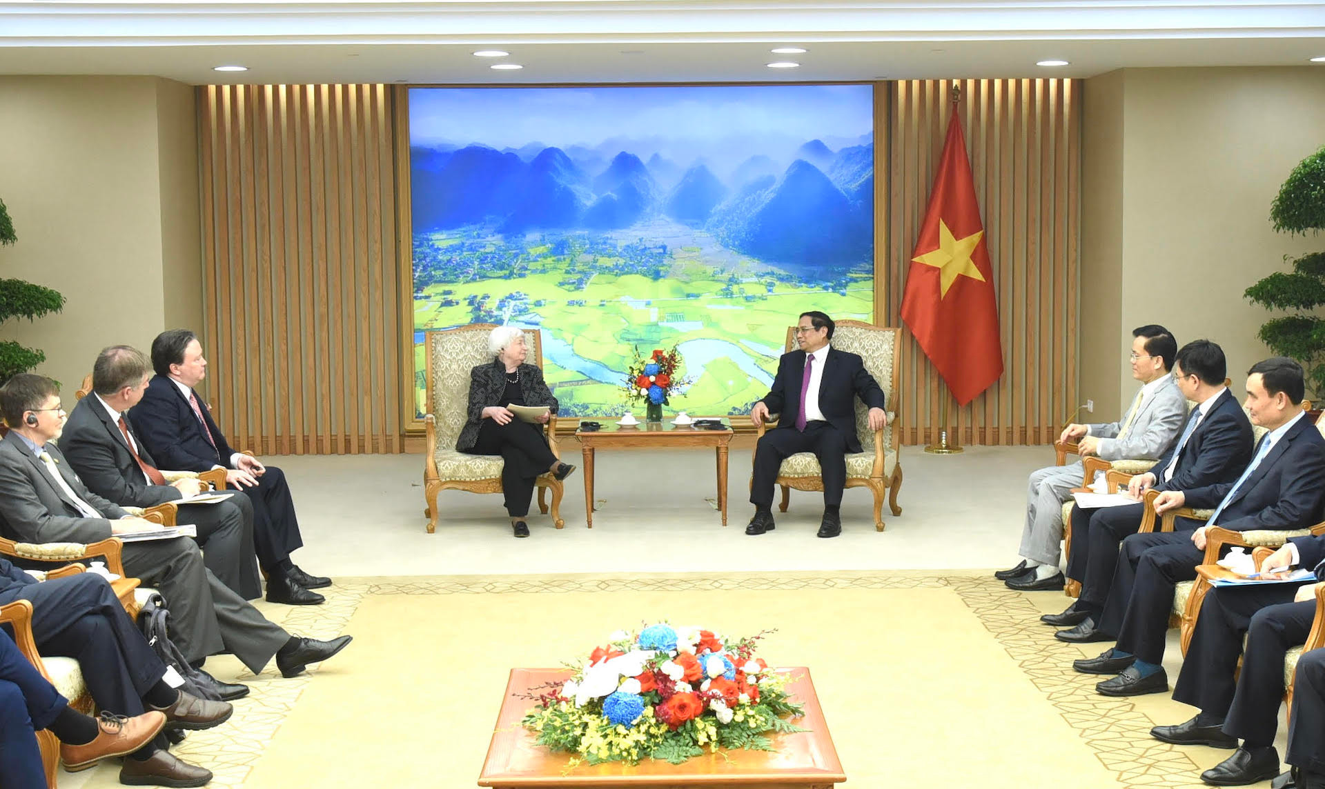 Thủ tướng đề nghị hai bên tiếp tục trao đổi đoàn cấp cao và các cấp, tăng cường kết nối hai nền kinh tế, đẩy mạnh hợp tác kinh tế, thương mại, đầu tư, trong đó có tăng trưởng xanh, đổi mới sáng tạo, công nghệ cao, chuỗi cung ứng…