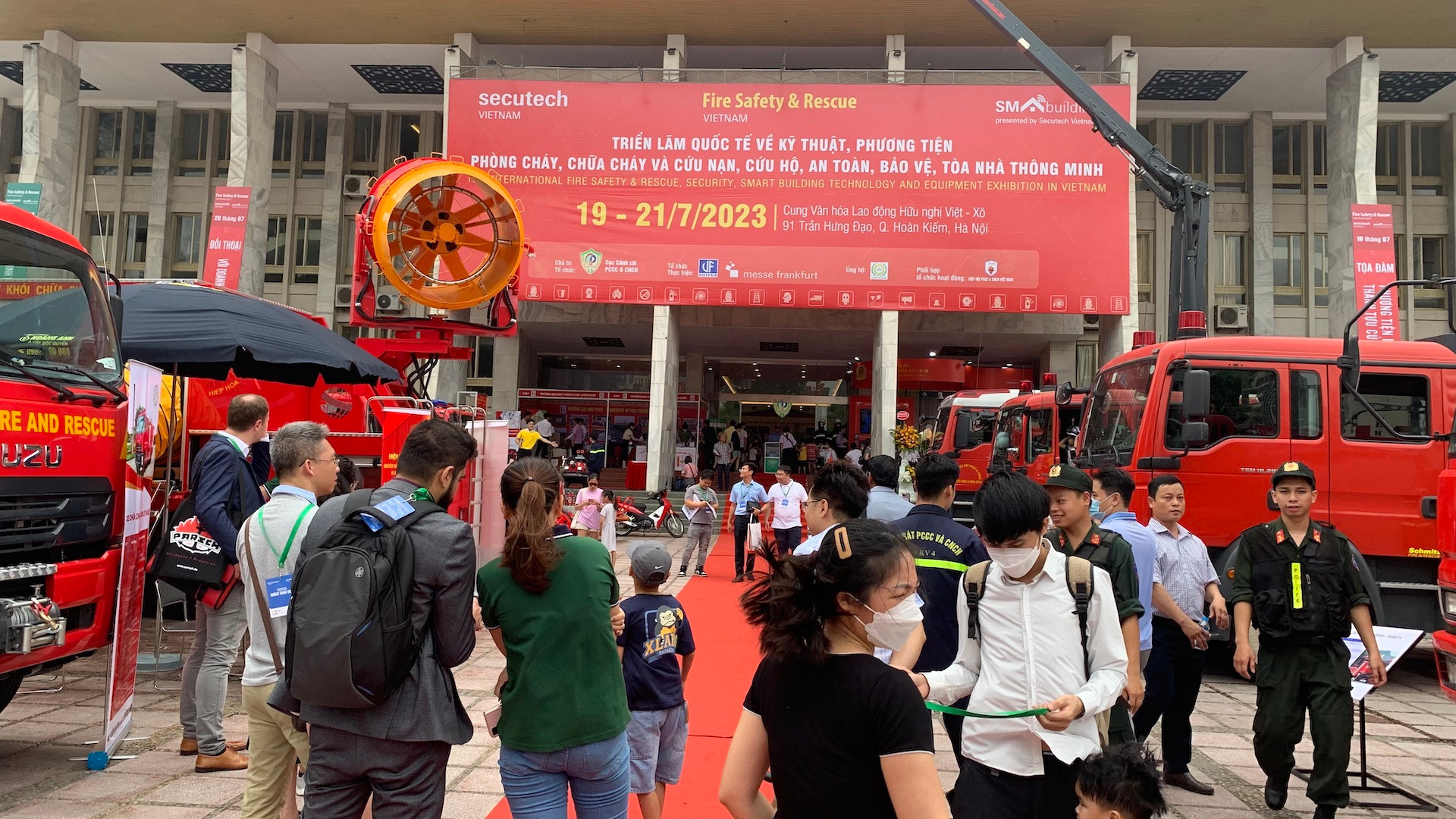 Khách tham quan triển lãm được trải nghiệm tính năng của xe quạt hút khói đa năng.