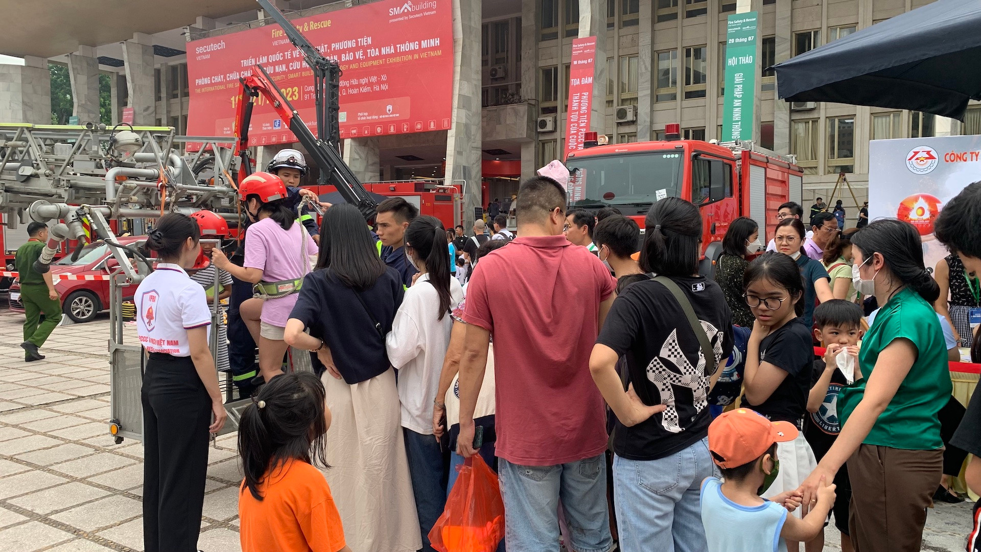 Rất đông phụ huynh cùng con em đến tham quan và trải nghiệm tại triển lãm.