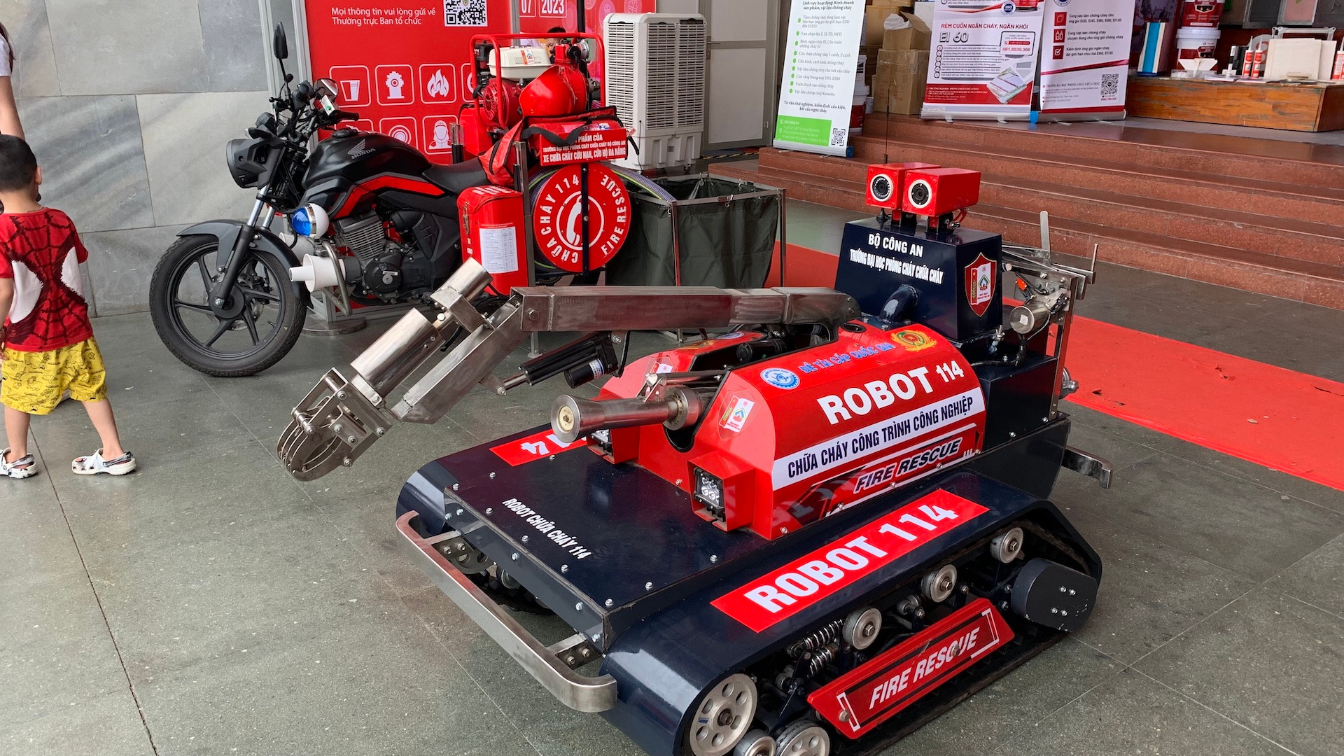 Rô bốt chữa cháy công trình công nghiệp.