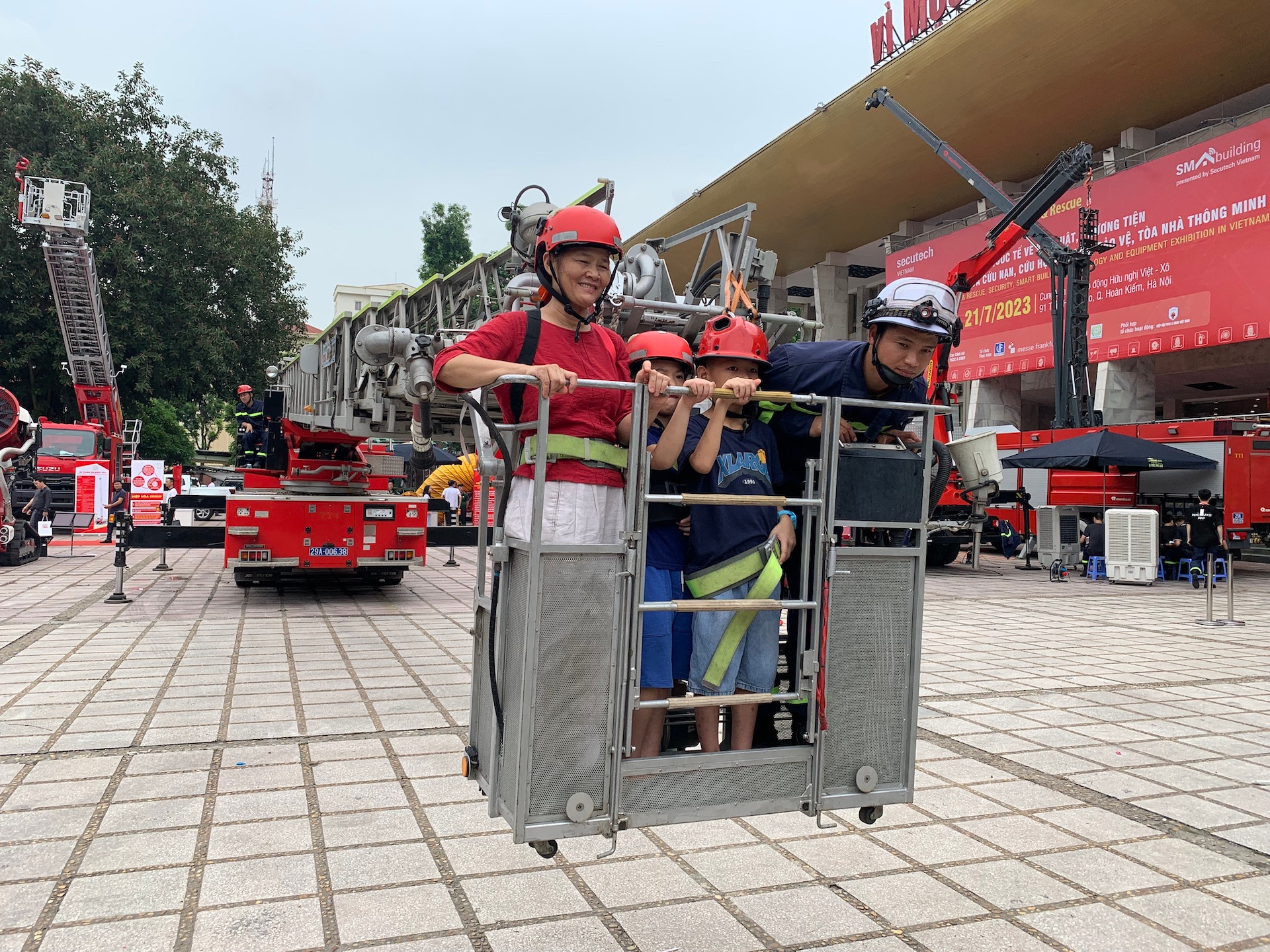 Mọi trải nghiệm tại triển lãm đều được các chiến sĩ cảnh sát phòng cháy chữa cháy hướng dẫn tận tình và đều là các trải nghiệm không mất phí.