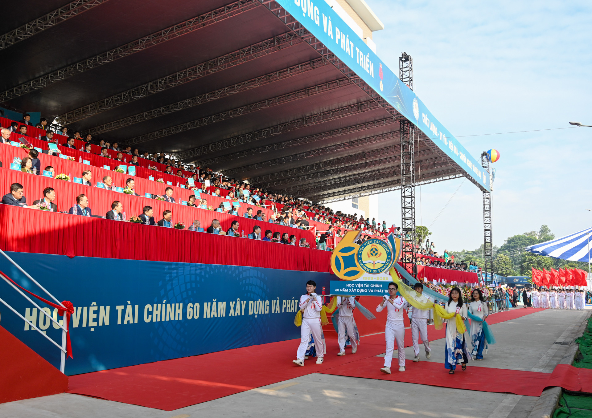Nghi lễ diễu hành của cán bộ, giảng viên và sinh viên mở màn lễ kỷ niệm 60 năm Học viện Tài chính.