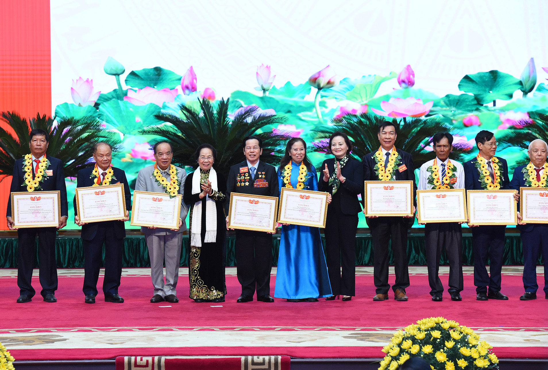 Nguyên Phó chủ tịch nước Nguyễn Thị Doan và Bộ trưởng Nội vụ Phạm Thị Thanh Trà trao Bằng khen của Ban Chấp hành Trung ương Hội Người cao tuổi Việt Nam cho các cá nhân.