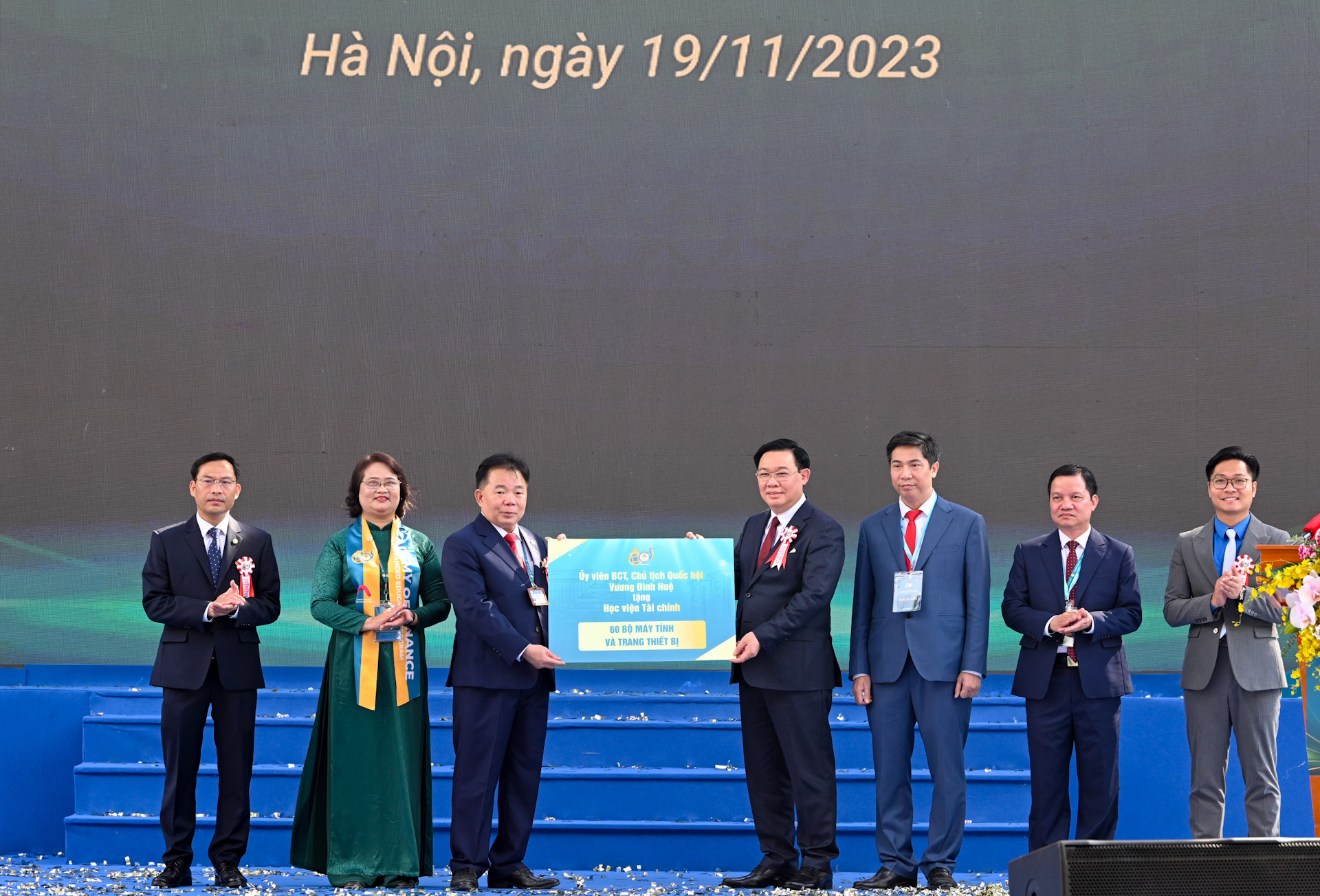 Chủ tịch Quốc hội Vương Đình Huệ tặng 60 bộ máy tính và trang thiết bị cho Học viện Tài chính.