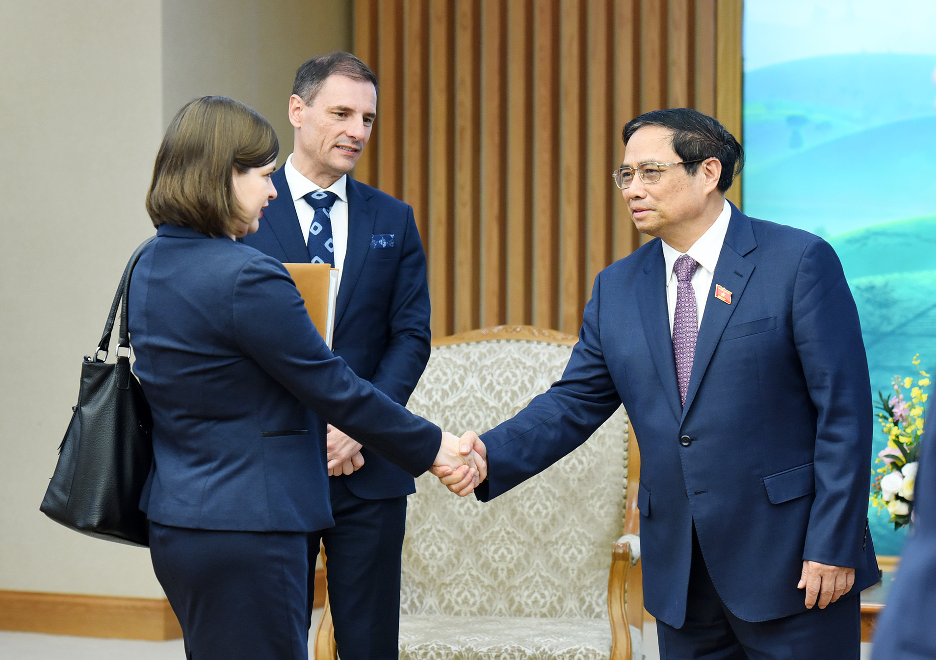 Thủ tướng Phạm Minh Chính đón các thành viên đi cùng Bộ trưởng Tư pháp Hungary Bence Tuzson.