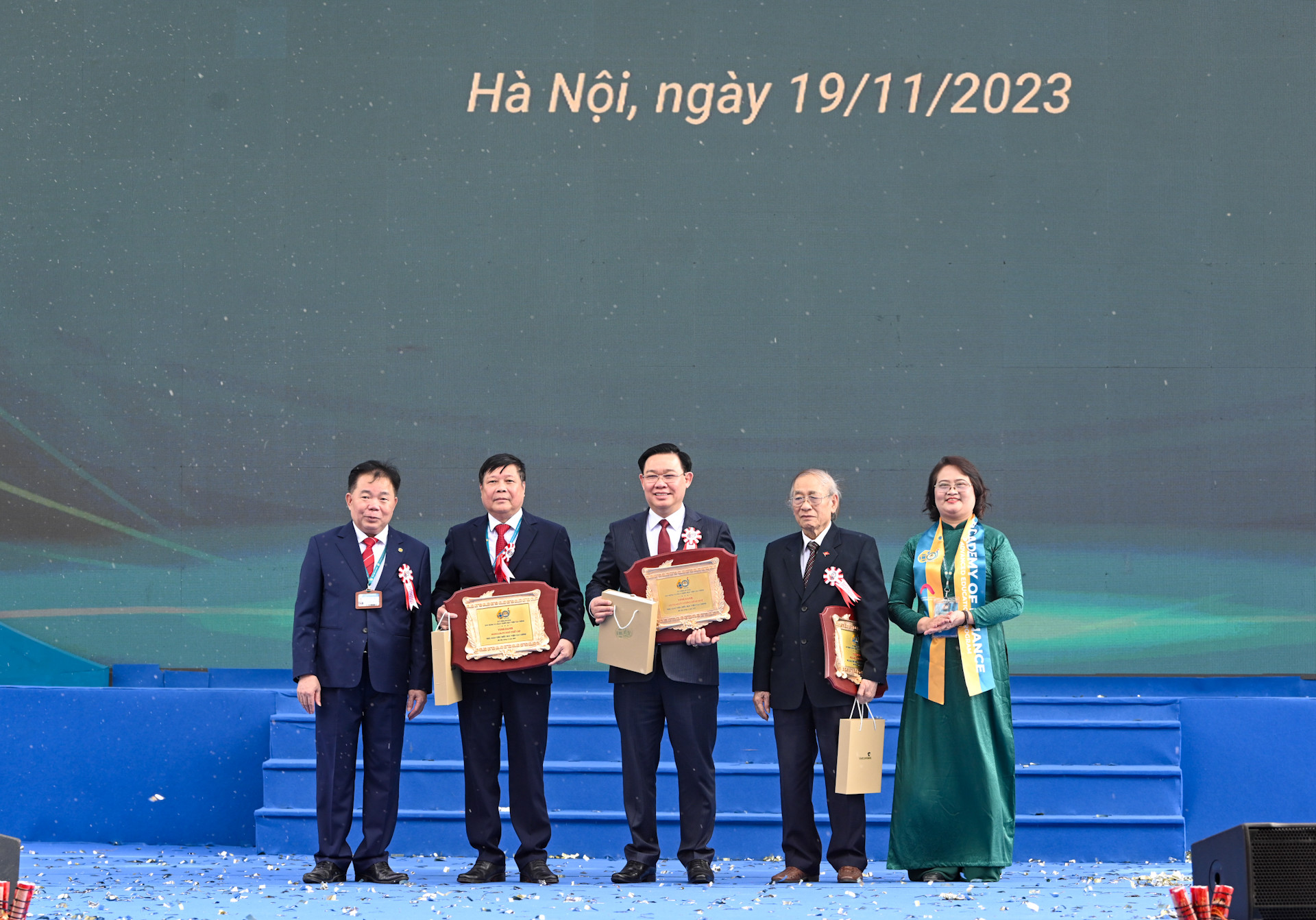 Lãnh đạo Học viện Tài chính trao biểu trưng và tặng hoa tri ân các Nhà giáo tiêu biểu của trường.