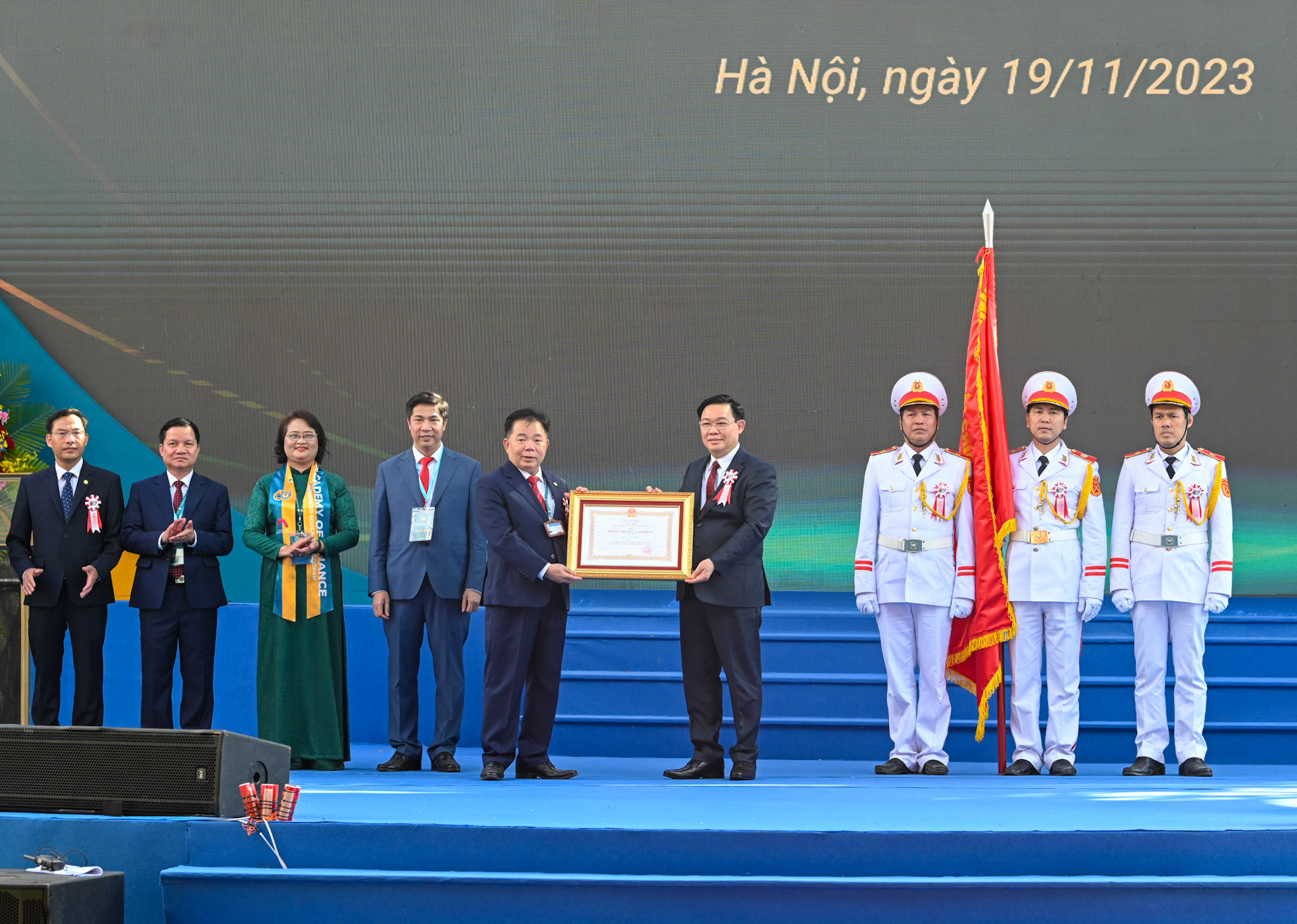 Chủ tịch Quốc hội Vương Đình Huệ trao Huân chương Lao động hạng Nhất cho Học viện Tài chính.