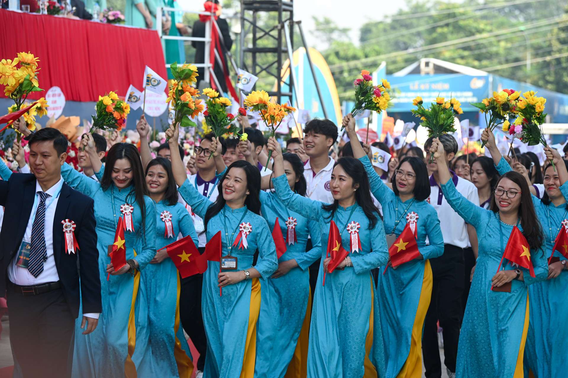 Cán bộ, giảng viên và sinh viên Học viện Tài chính diễu hành tại lễ kỷ niệm.