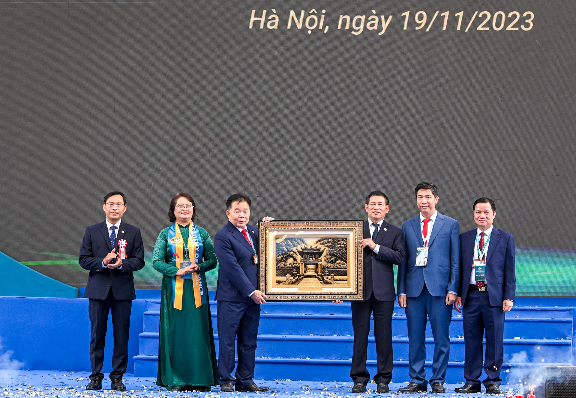 Bộ trưởng Tài chính Hồ Đức Phớc trao quà cho Học viện Tài chính.