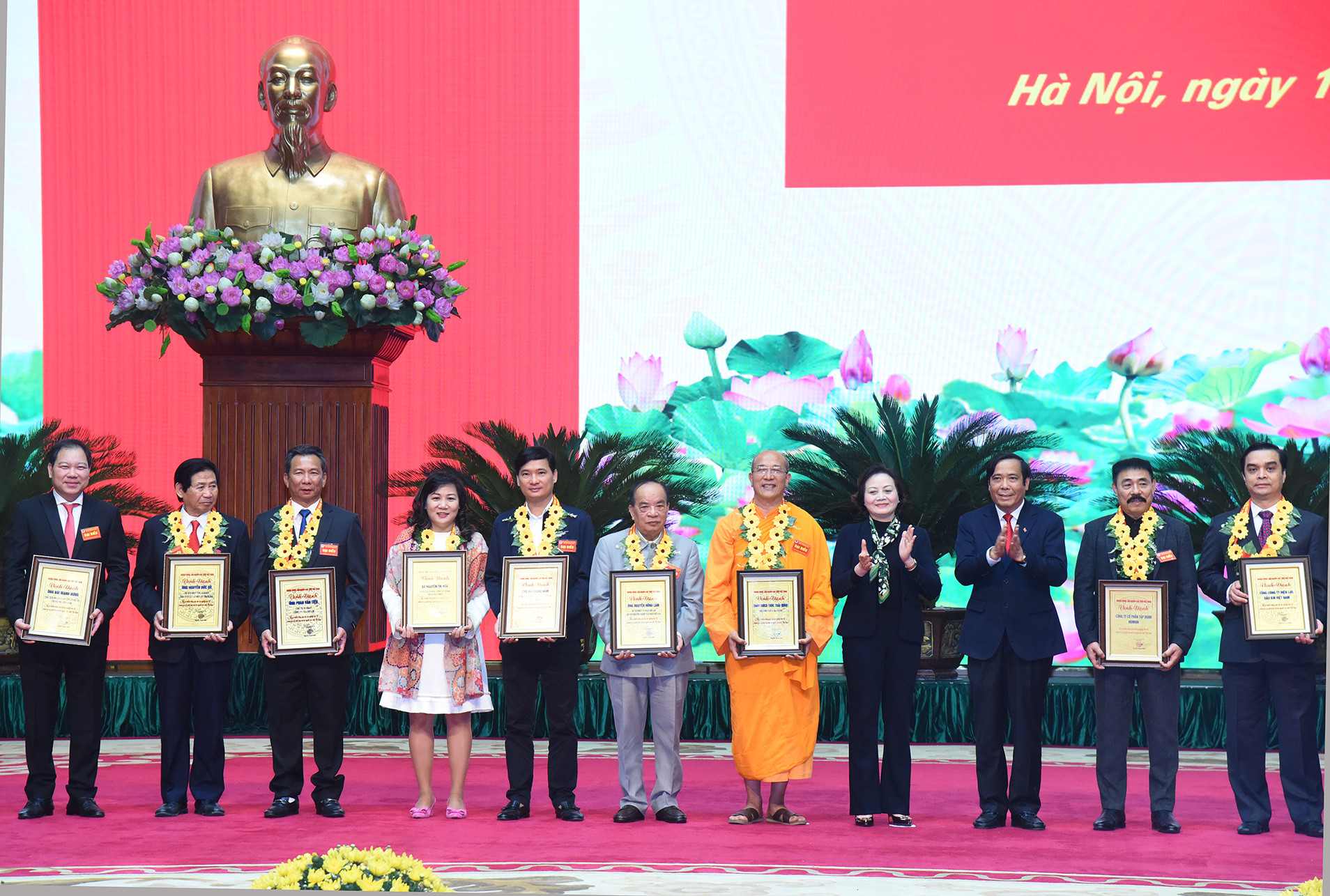 Bộ trưởng Nội vụ Phạm Thị Thanh Trà và Chủ tịch Hội Người cao tuổi Việt Nam Nguyễn Thanh Bình vinh danh các tập thể có nhiều đóng góp cho sự nghiệp bảo vệ, chăm sóc và phát huy vai trò người cao tuổi.