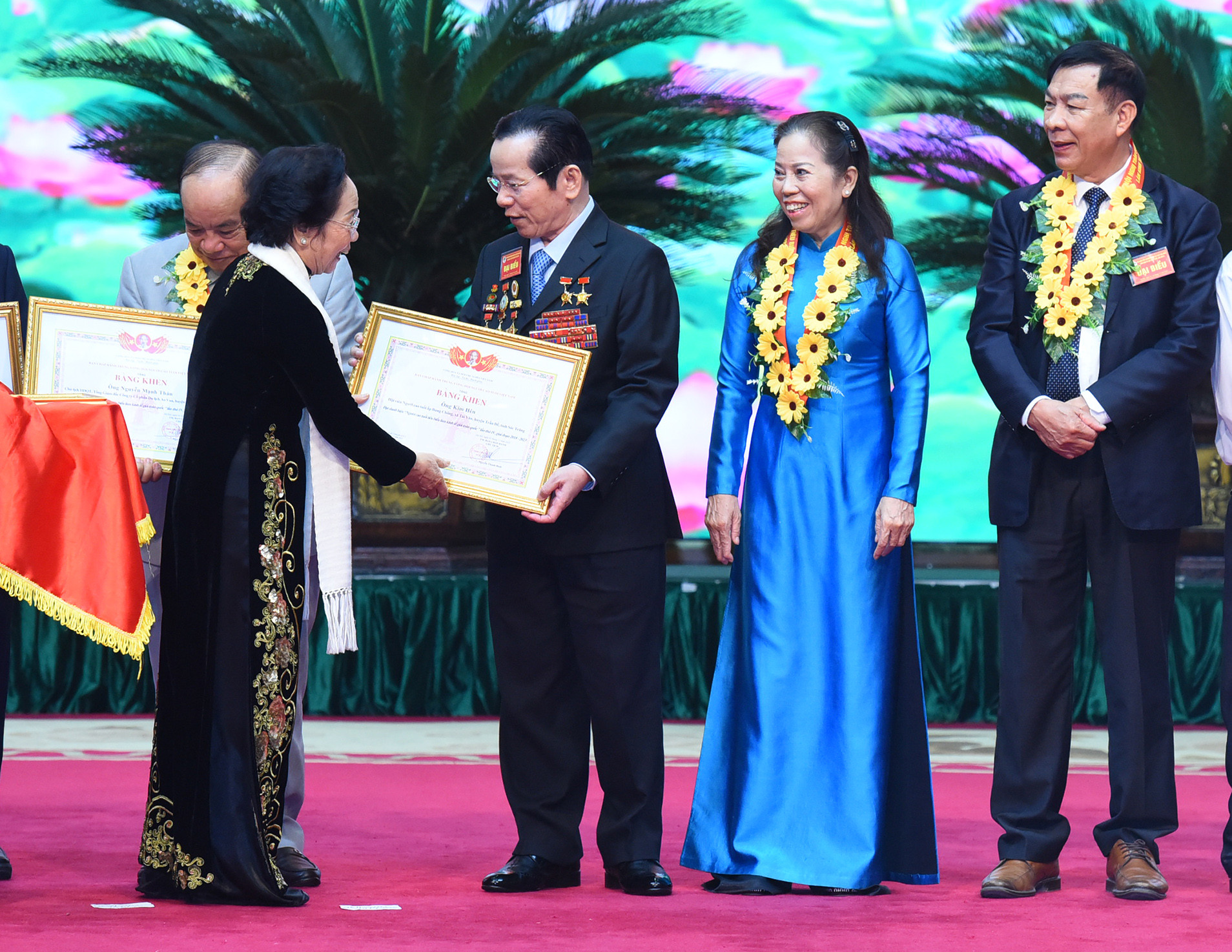 Nguyên Phó chủ tịch nước Nguyễn Thị Doan trao Bằng khen của Ban Chấp hành Trung ương Hội Người cao tuổi Việt Nam cho các cá nhân.