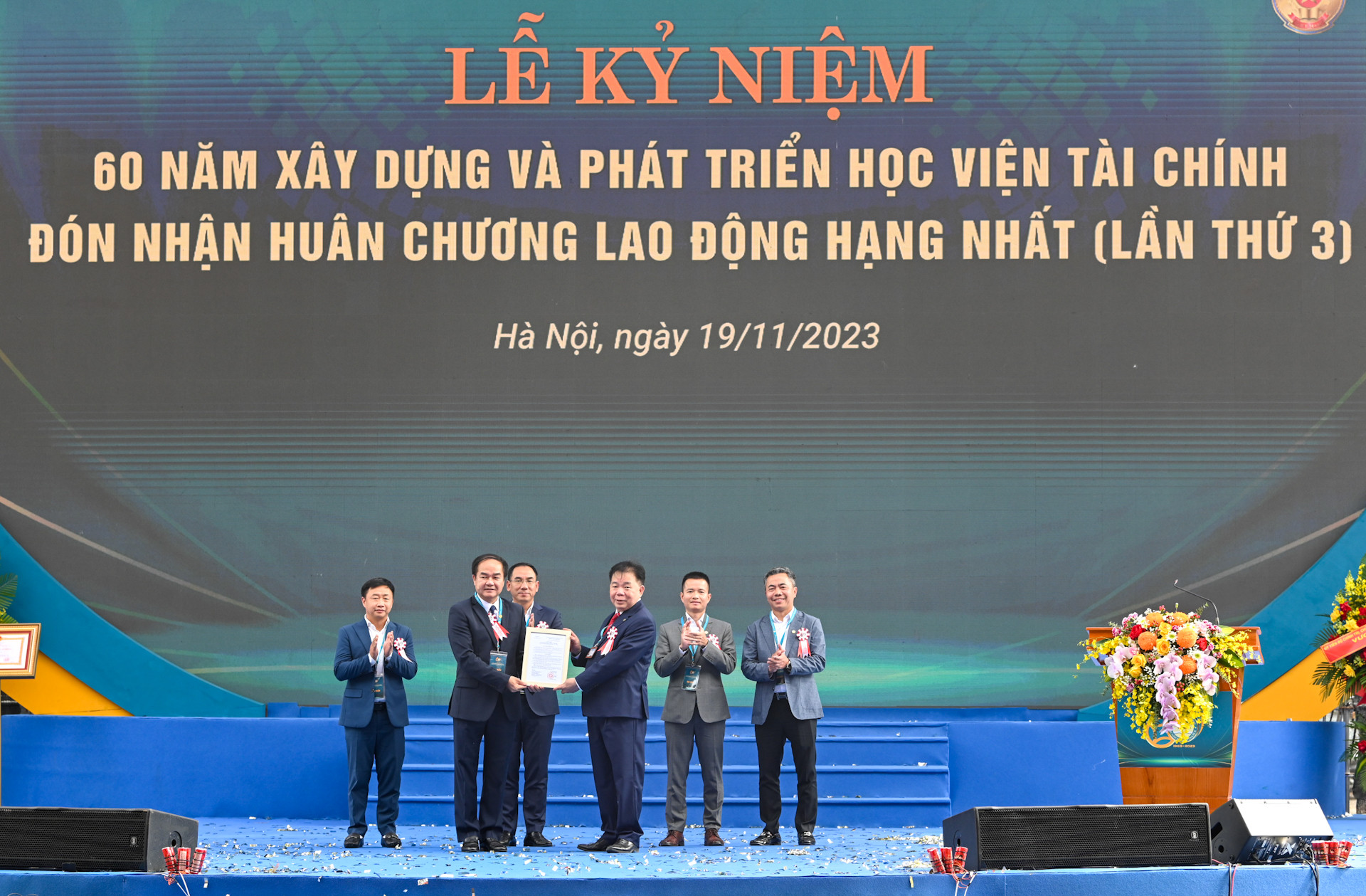 Thứ trưởng Bộ Nội vụ Nguyễn Chiến Thắng trao Quyết định thành lập Quỹ phát triển giáo dục Tâm-Tài-Chính cho Học viện.