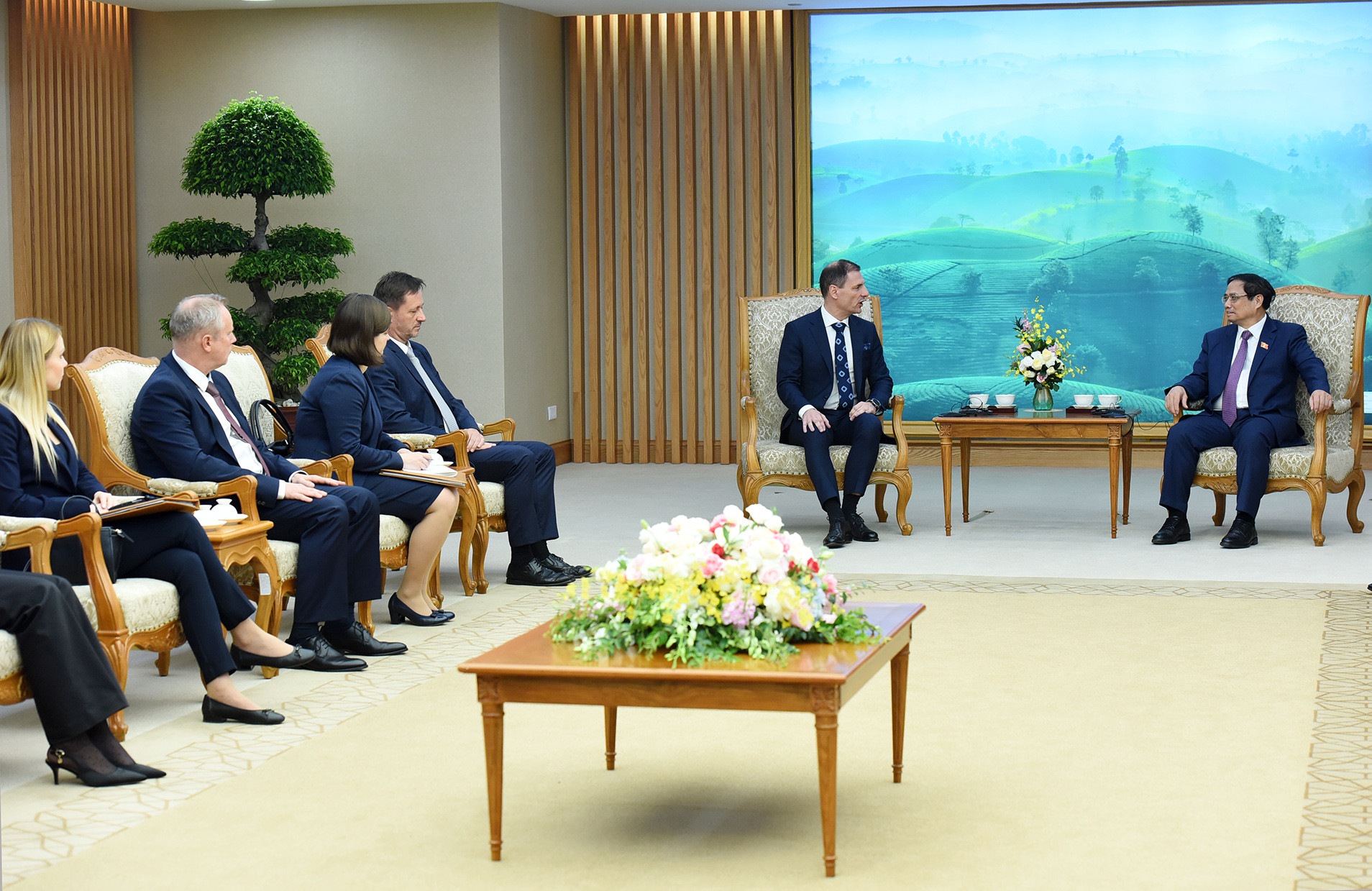 Các thành viên đi cùng đoàn với Bộ trưởng Tư pháp Hungary Bence Tuzson tham dự buổi tiếp.