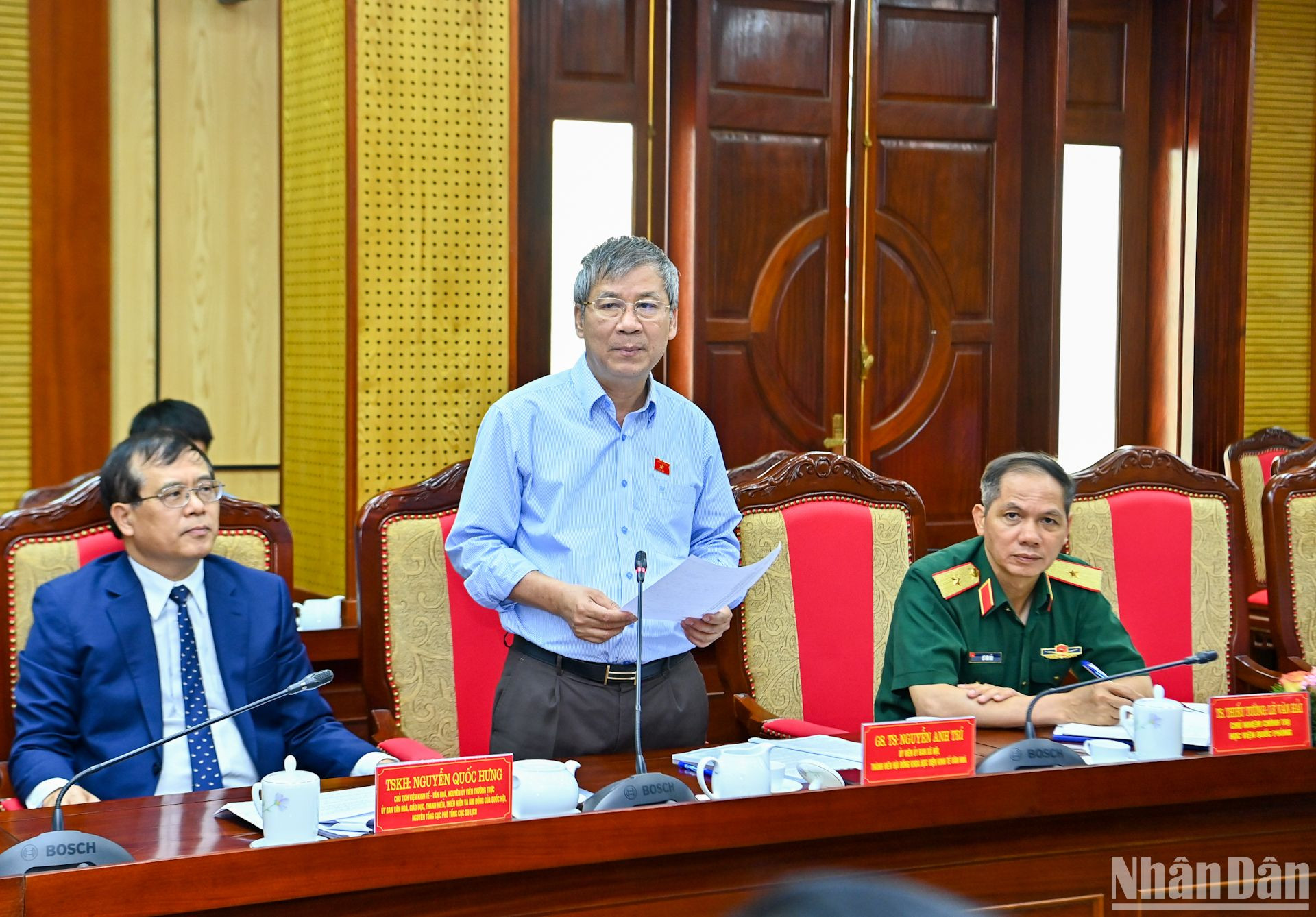 GS.TS Nguyễn Anh Trí, thành viên Hội đồng khoa học Viện Kinh tế Văn hóa phát biểu tại hội thảo.