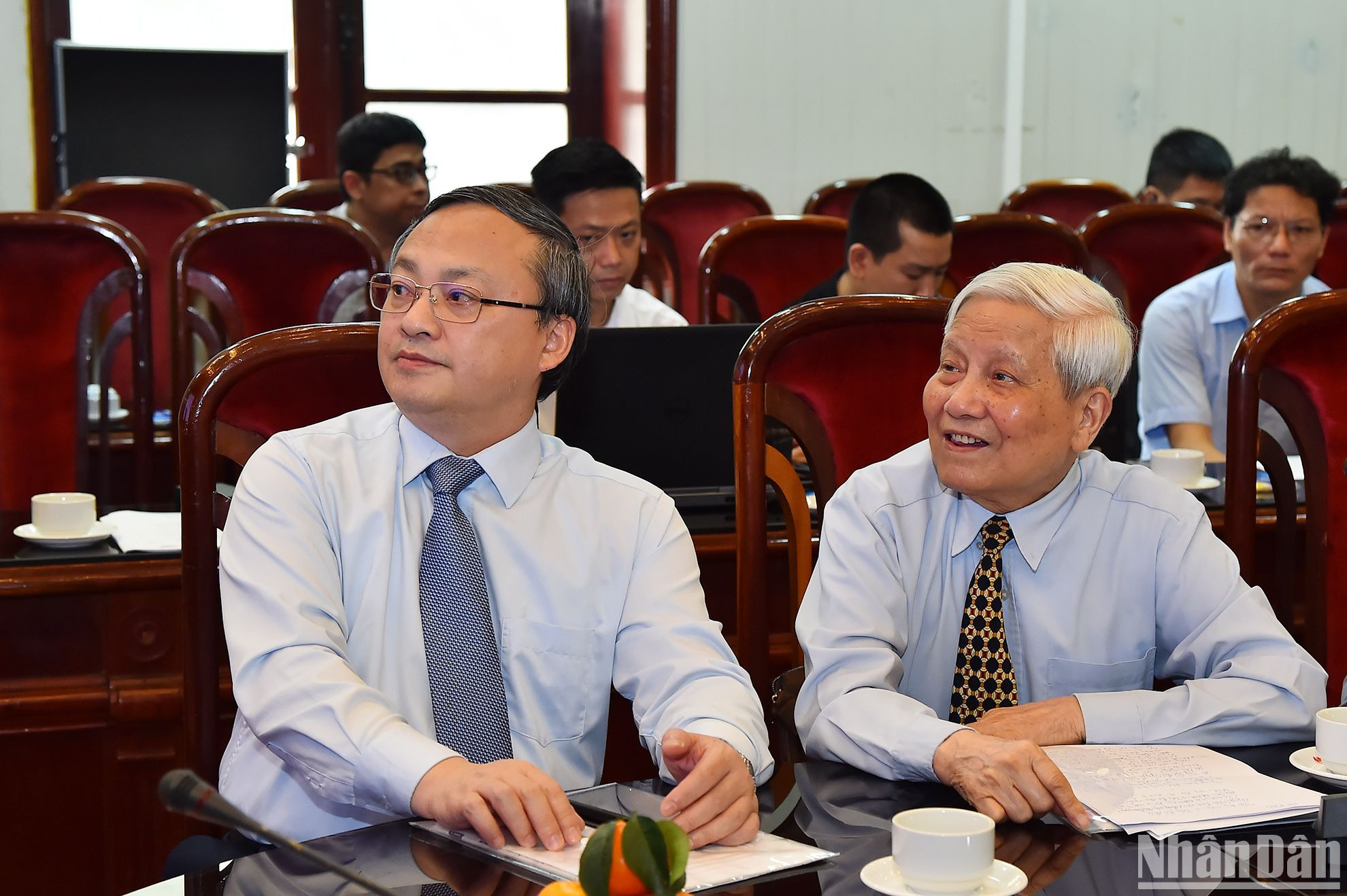 Nhà báo lão thành Cách mạng Hà Đăng và Tổng Giám đốc Đài Tiếng nói Việt Nam Đỗ Tiến Sỹ tham dự buổi lễ tại Trụ sở Báo Nhân Dân.