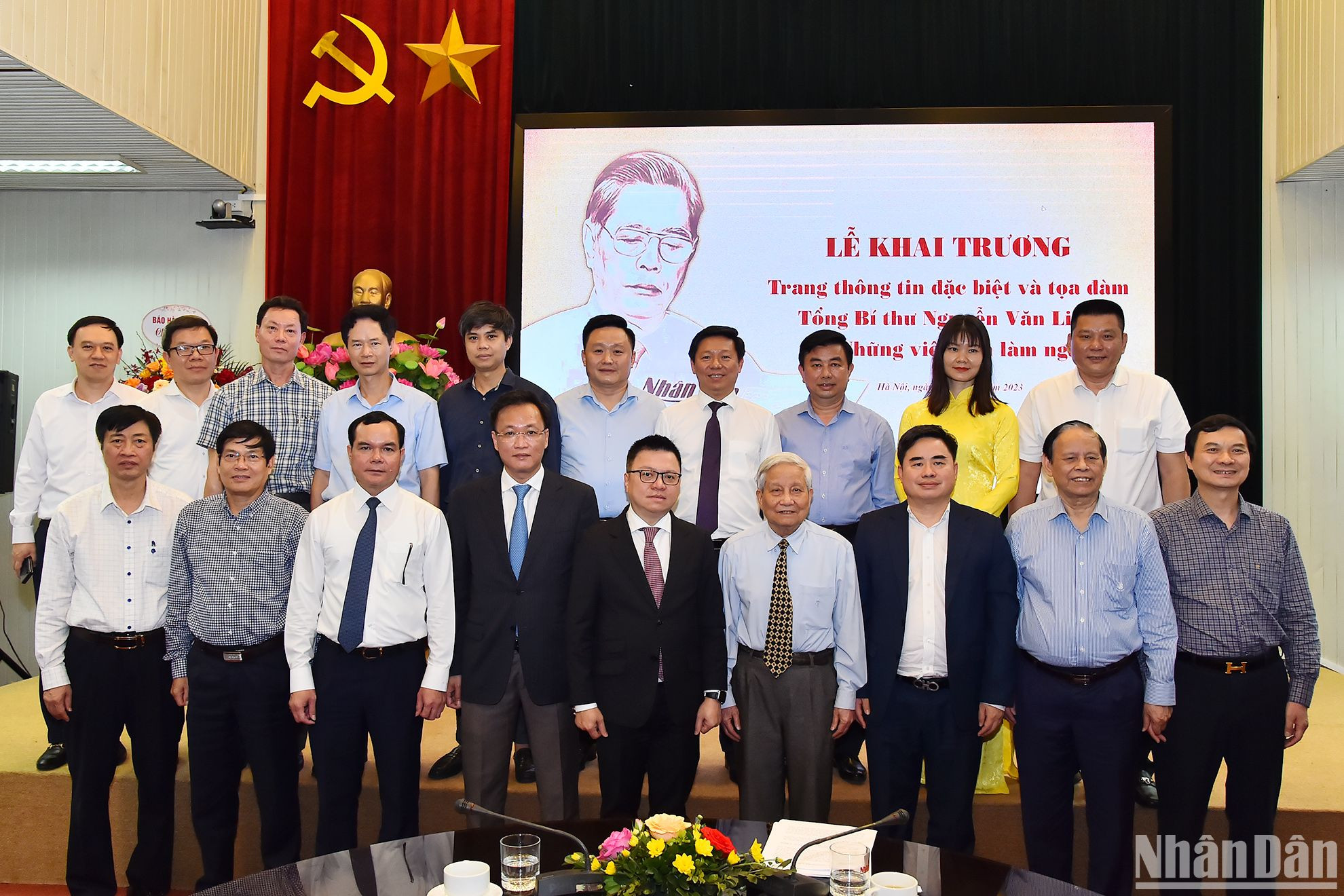 Các đại biểu tham dự lễ khai trương Trang thông tin đặc biệt và buổi tọa đàm Tổng Bí thư Nguyễn Văn Linh và “Những việc cần làm ngay” chụp ảnh lưu niệm sau buổi lễ.