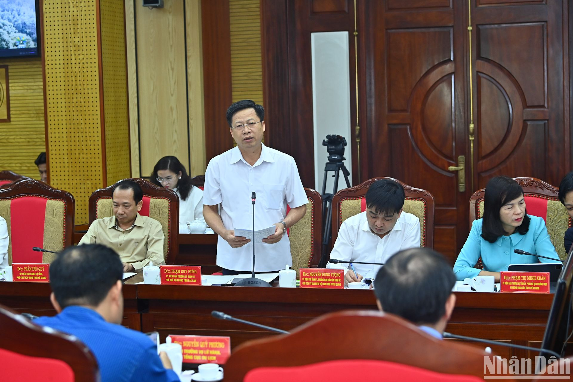 Phó Chủ tịch Ủy ban nhân dân tỉnh Bắc Kạn Phạm Duy Hưng trình bày tham luận tại hội thảo.