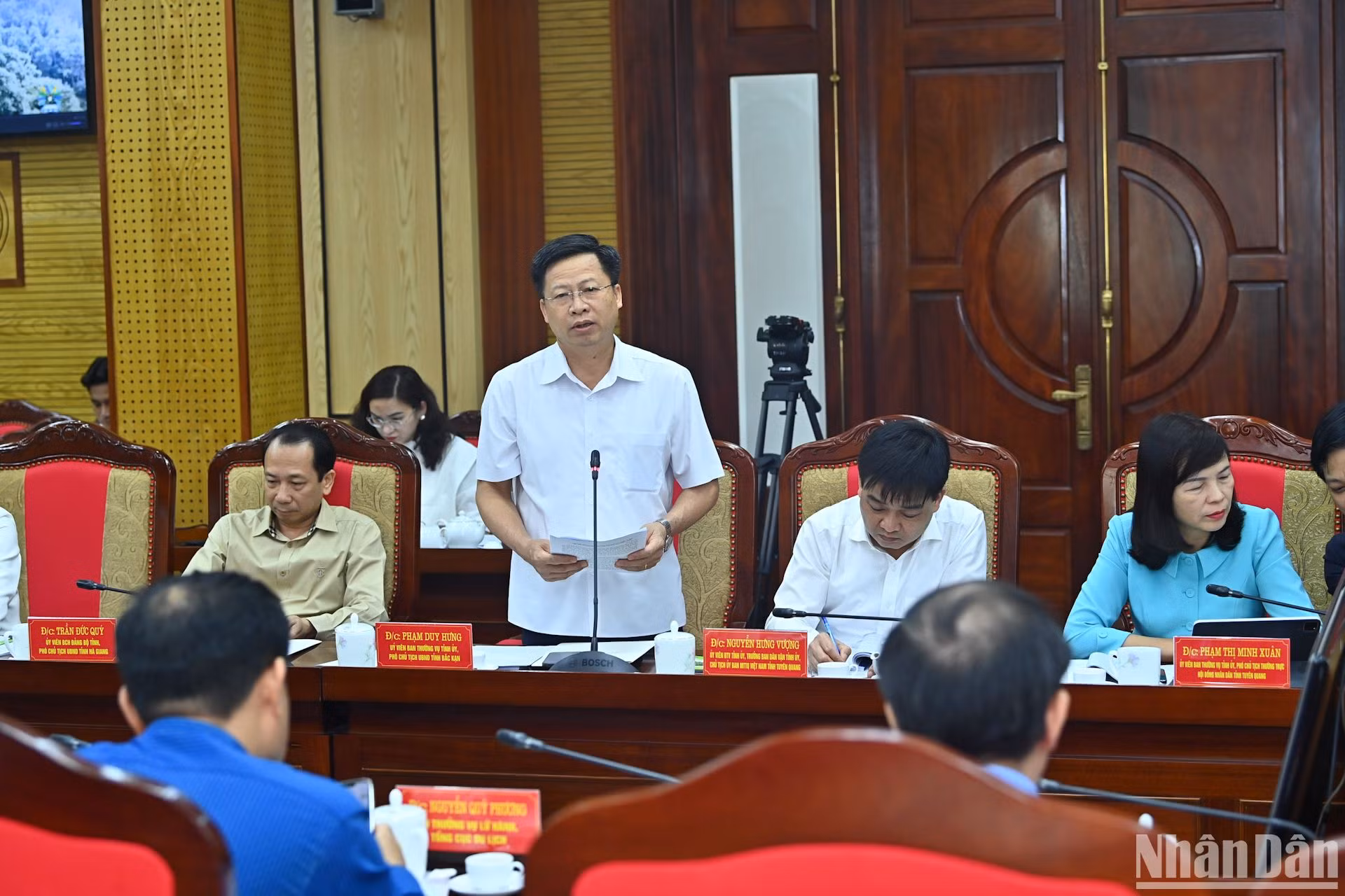 Phó Chủ tịch Ủy ban nhân dân tỉnh Bắc Kạn Phạm Duy Hưng trình bày tham luận tại hội thảo.