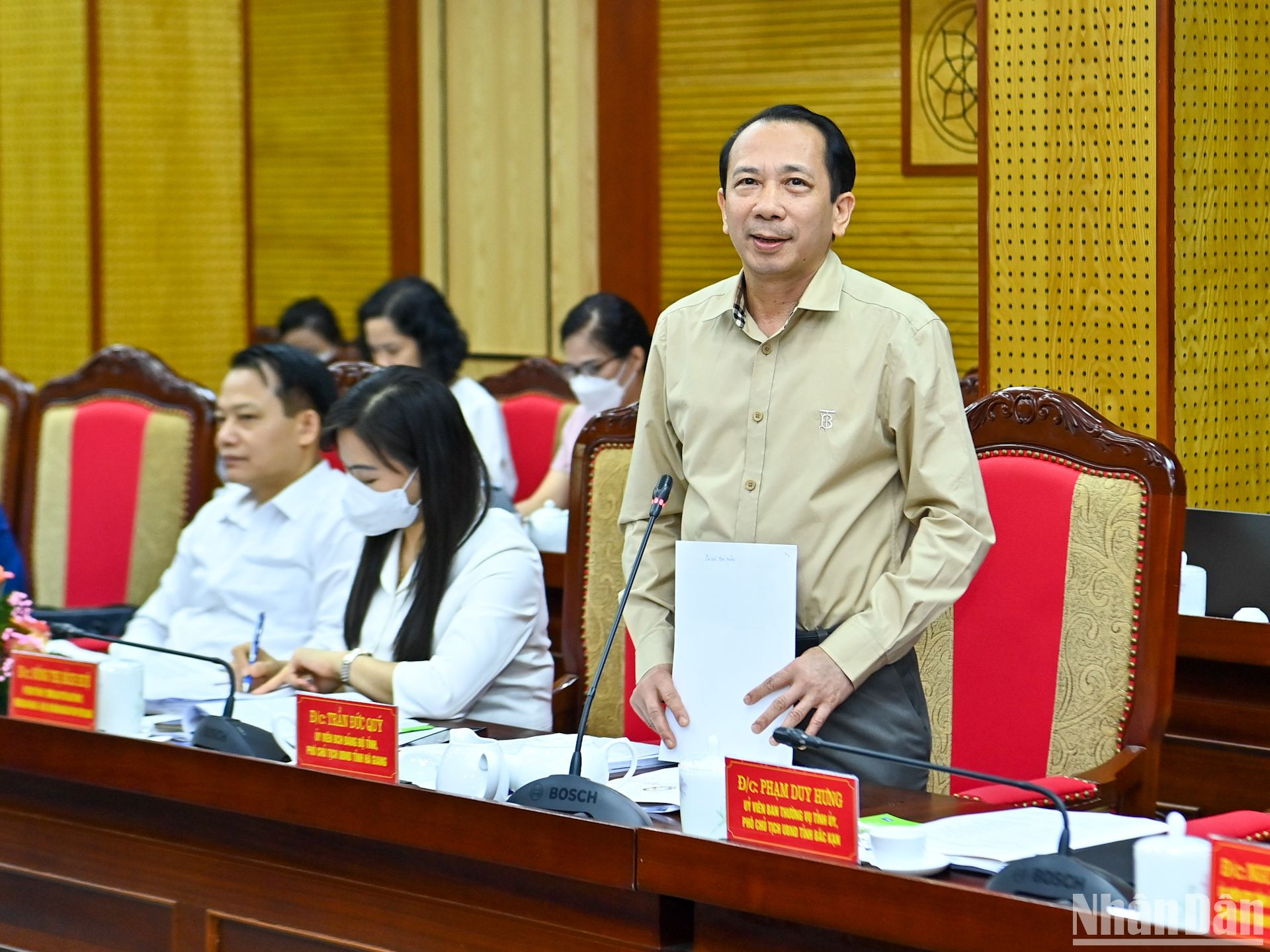 Phó Chủ tịch Ủy ban nhân dân tỉnh Hà Giang Trần Đức Quý trình bày tham luận “Phát huy vai trò của tỉnh Hà Giang trong liên kết sản phẩm du lịch Đông Tây Bắc”.