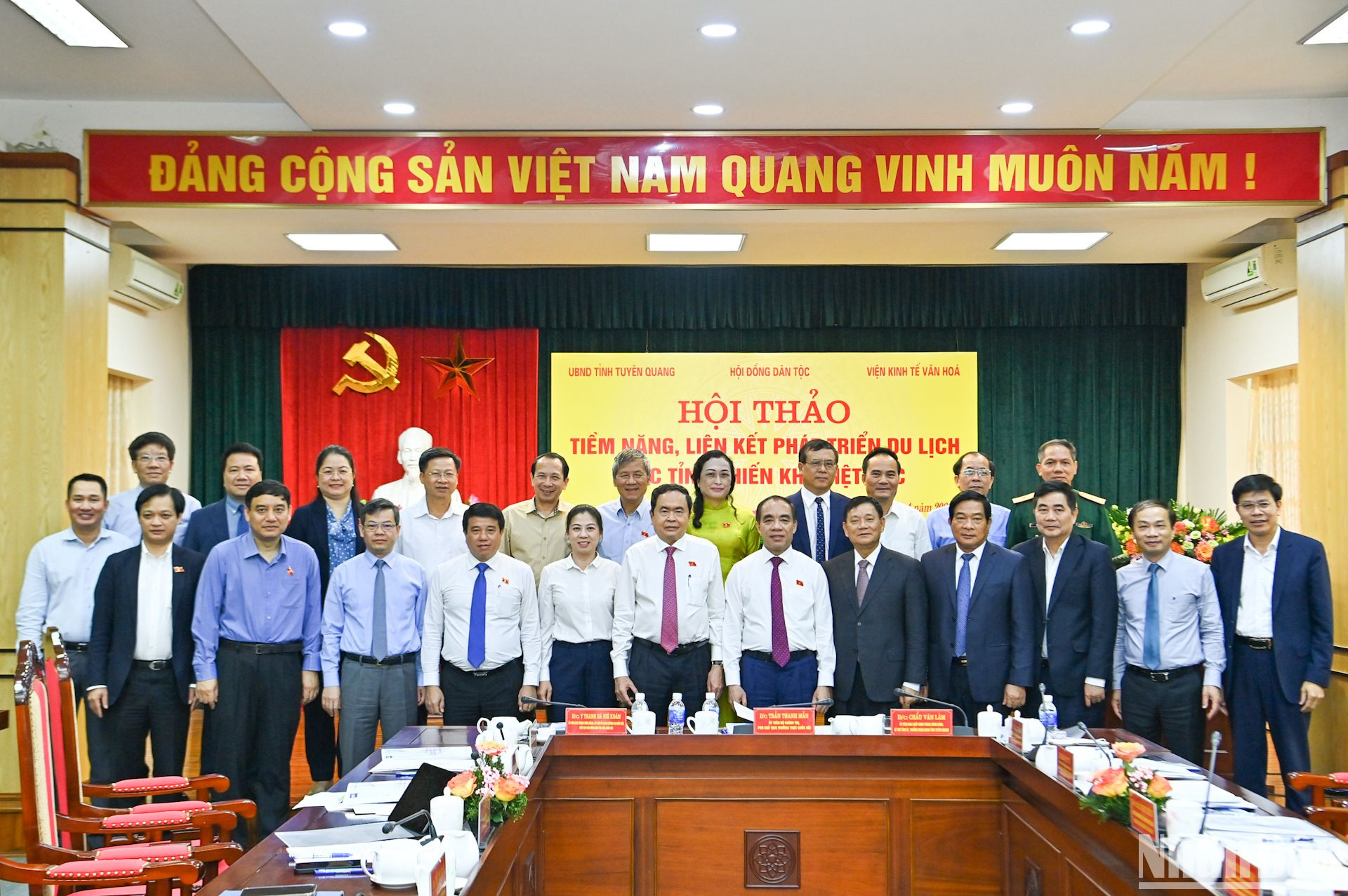Phó Chủ tịch Thường trực Quốc hội Trần Thanh Mẫn chụp ảnh lưu niệm với các đại biểu dự hội thảo.