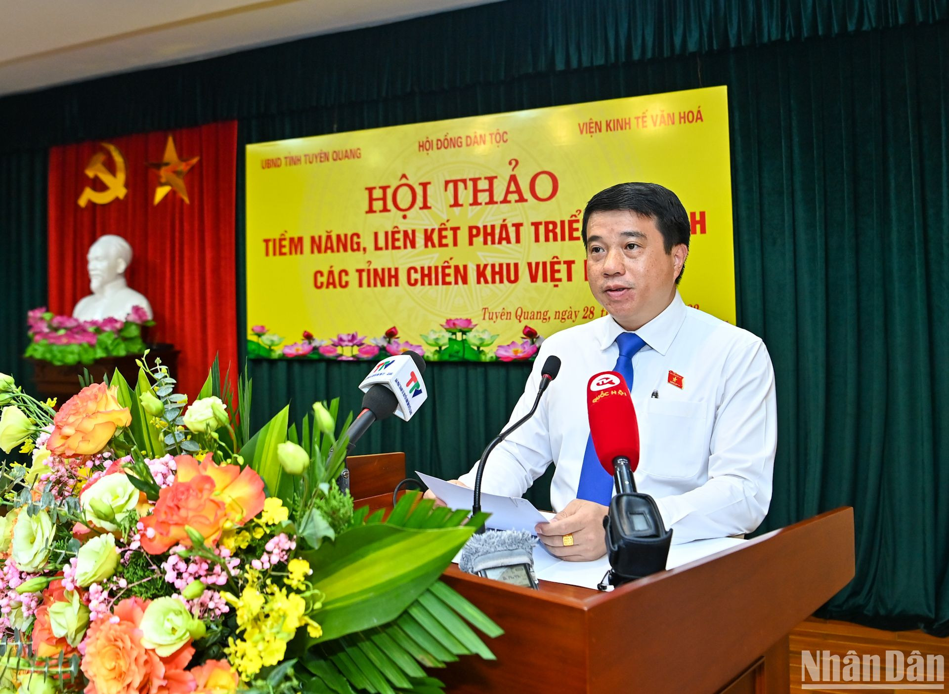 Chủ tịch Hội đồng Dân tộc của Quốc hội Y Thanh Hà Niê Kđăm phát biểu khai mạc hội thảo.