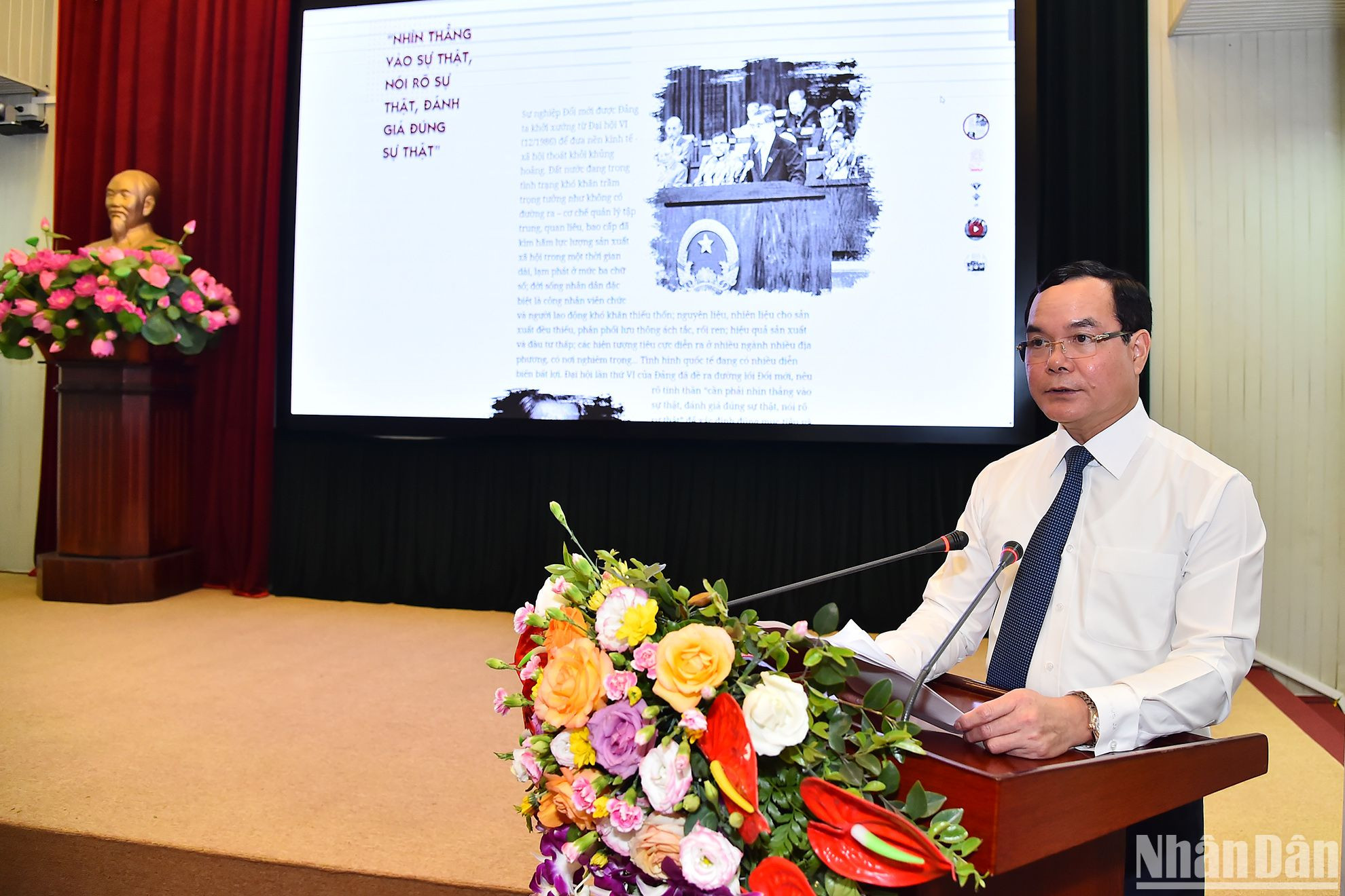 Buổi tọa đàm được tổ chức thành 3 phần với các chủ đề: Phần 1: Tổng Bí thư của “Đổi mới”; Phần 2: Chuyên mục “Những việc cần làm ngay” trên Báo Nhân Dân và Phần 3: Sức sống “Những việc cần làm ngay”. Trong ảnh: Chủ tịch Tổng Liên đoàn Lao động Việt Nam Nguyễn Đình Khang phát biểu tham luận tại buổi tọa đàm.