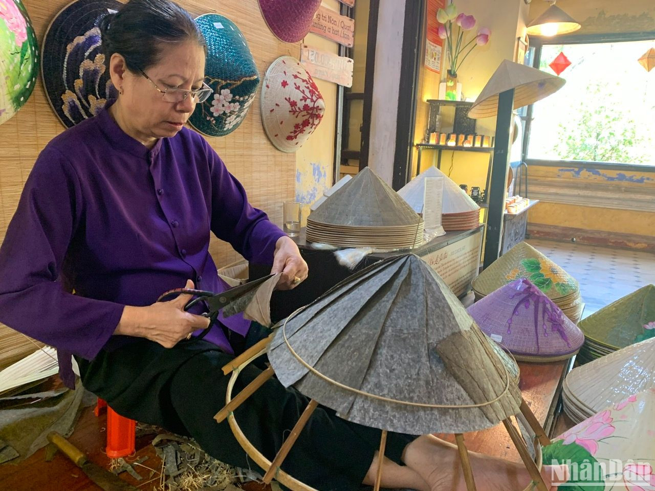 Là một trong những nghệ nhân lành nghề mỗi ngày cần mẫn cô Gái cũng làm được 2 chiếc nón lá sen. Là một trong những nghệ nhân lành nghề mỗi ngày cần mẫn cô Gái cũng làm được 2 chiếc nón lá sen.