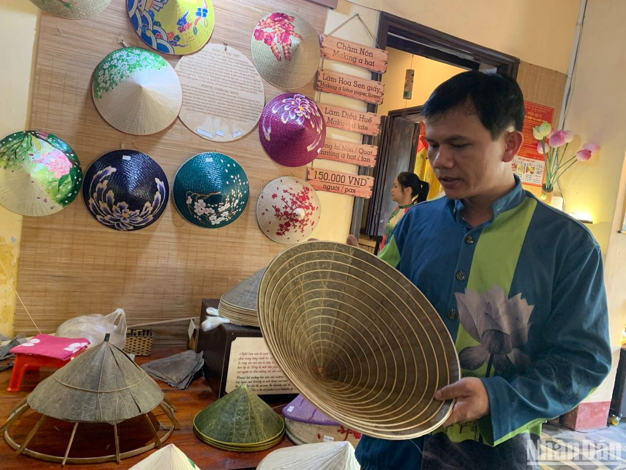 Anh Nguyễn Tất Đằng, Trưởng bộ phận nghề của Công ty Trách nhiệm hữu hạn phát triển sản phẩm văn hóa cung đình triều Nguyễn Việt Nam cho biết: Khâu khó khăn nhất để làm ra một chiếc nón đẹp đó là khâu chọn lá. Anh Nguyễn Tất Đằng, Trưởng bộ phận nghề của Công ty Trách nhiệm hữu hạn phát triển sản phẩm văn hóa cung đình triều Nguyễn Việt Nam cho biết: Khâu khó khăn nhất để làm ra một chiếc nón đẹp đó là khâu chọn lá.