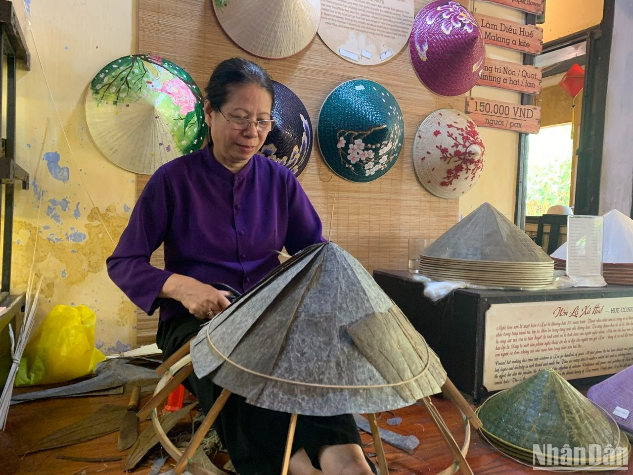 Cô Nguyễn Thị Gái, 61 tuổi, một nghệ nhân làm nón ở Huế cho biết: Nón hoàn toàn được làm bằng lá sen 2 lớp, sau khi chằm nón được phủ lớp sơn bề mặt; điều này giúp cho nón có thể chịu mưa chịu nắng tốt. Cô Nguyễn Thị Gái, 61 tuổi, một nghệ nhân làm nón ở Huế cho biết: Nón hoàn toàn được làm bằng lá sen 2 lớp, sau khi chằm nón được phủ lớp sơn bề mặt; điều này giúp cho nón có thể chịu mưa chịu nắng tốt.