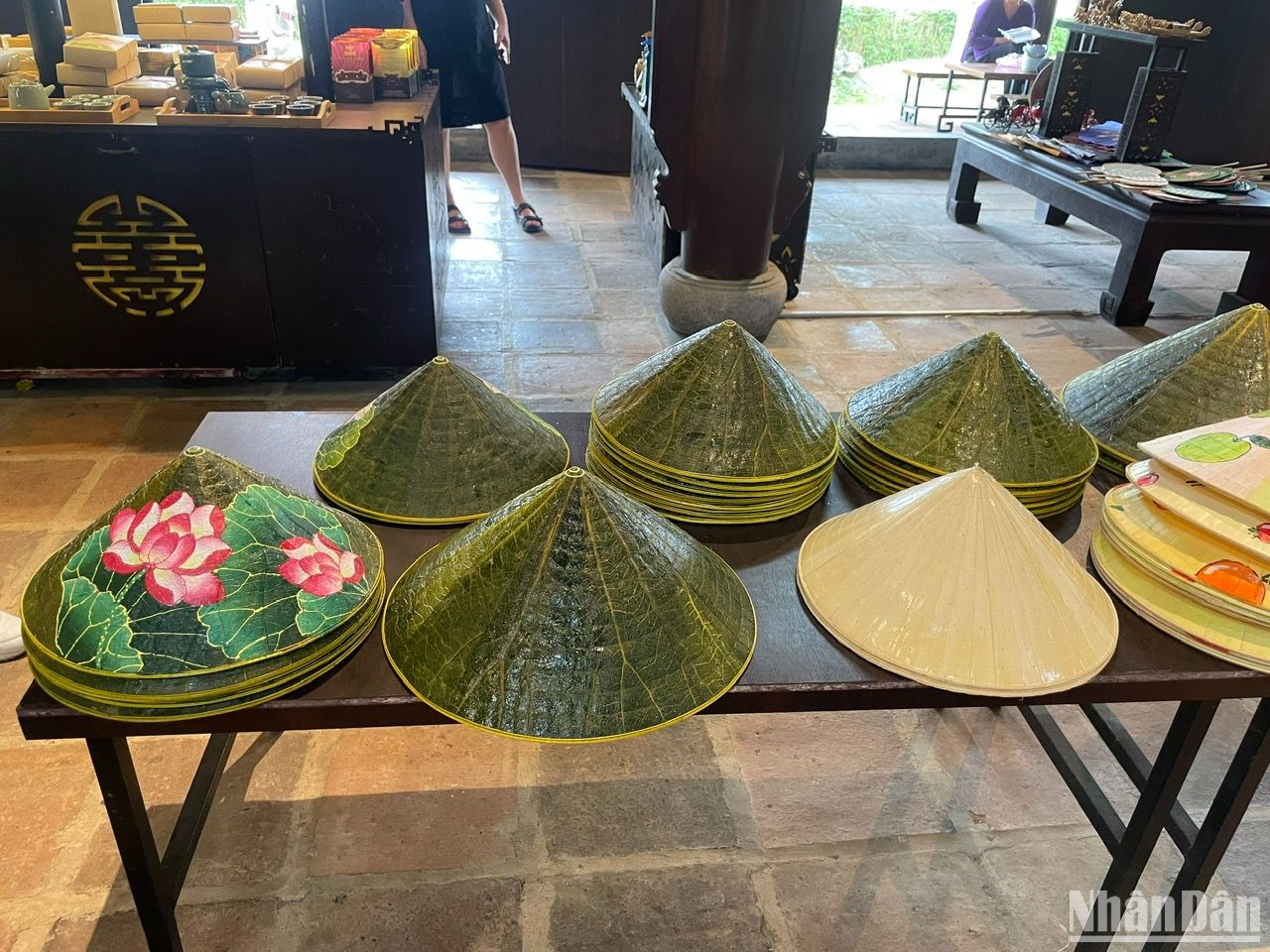 Ngoài ra, các nghệ nhân còn vẽ lên nón các họa tiết tạo sự bắt mắt cho mỗi thành phẩm. Ngoài ra, các nghệ nhân còn vẽ lên nón các họa tiết tạo sự bắt mắt cho mỗi thành phẩm.